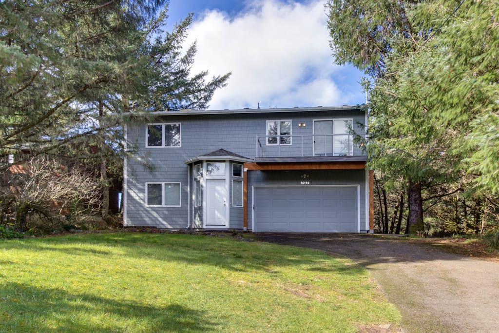 Serene home with entertainment full kitchen and easy beach access