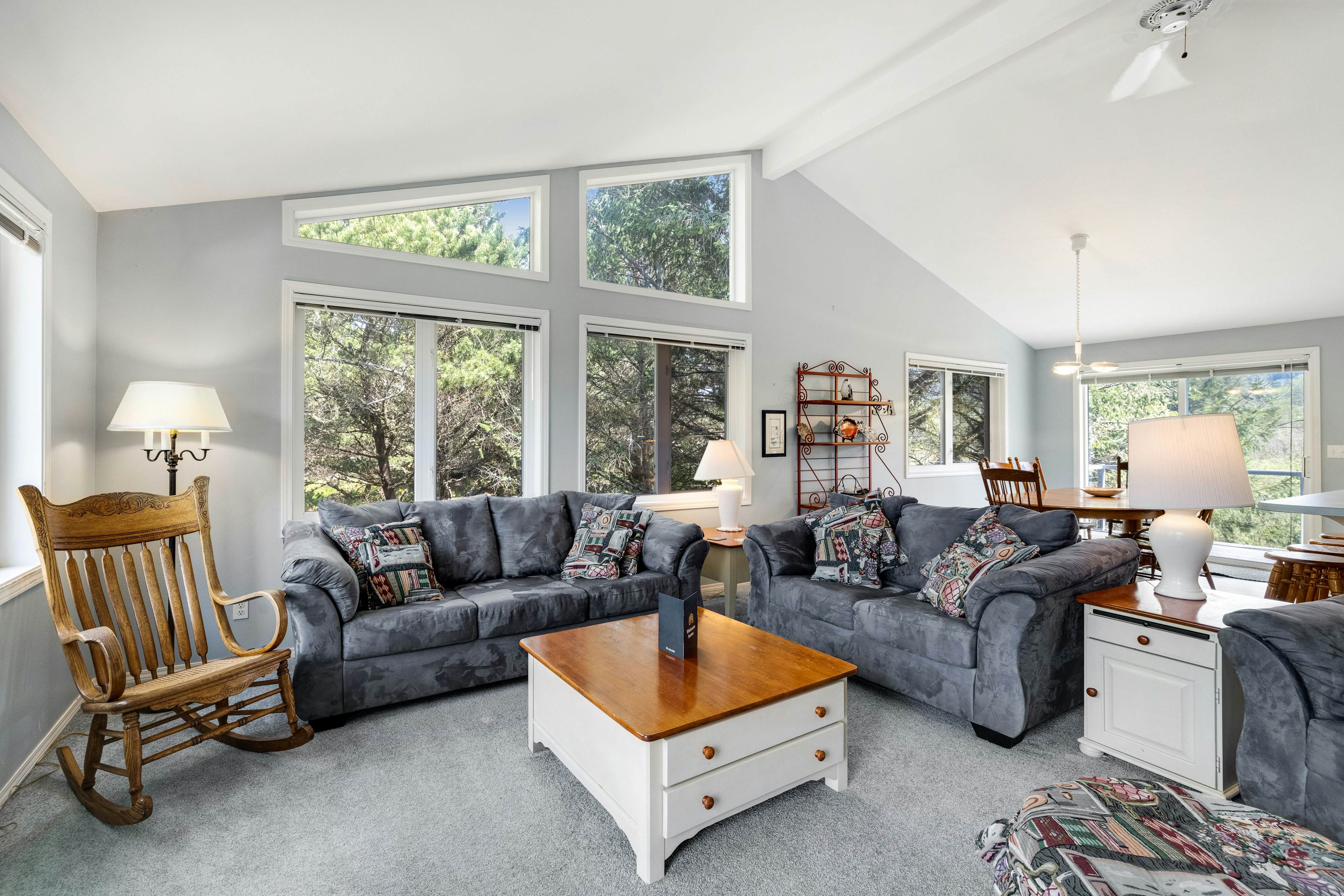 Serene home with entertainment full kitchen and easy beach access