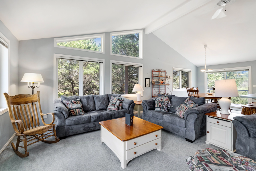 Serene home with entertainment full kitchen and easy beach access