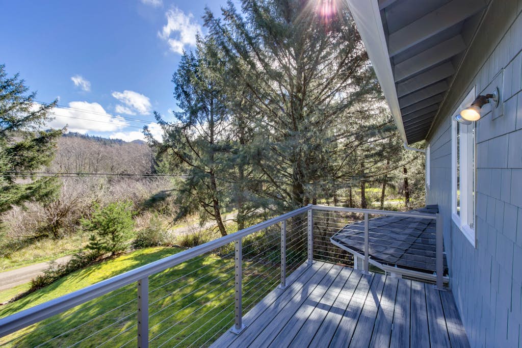 Serene home with entertainment full kitchen and easy beach access