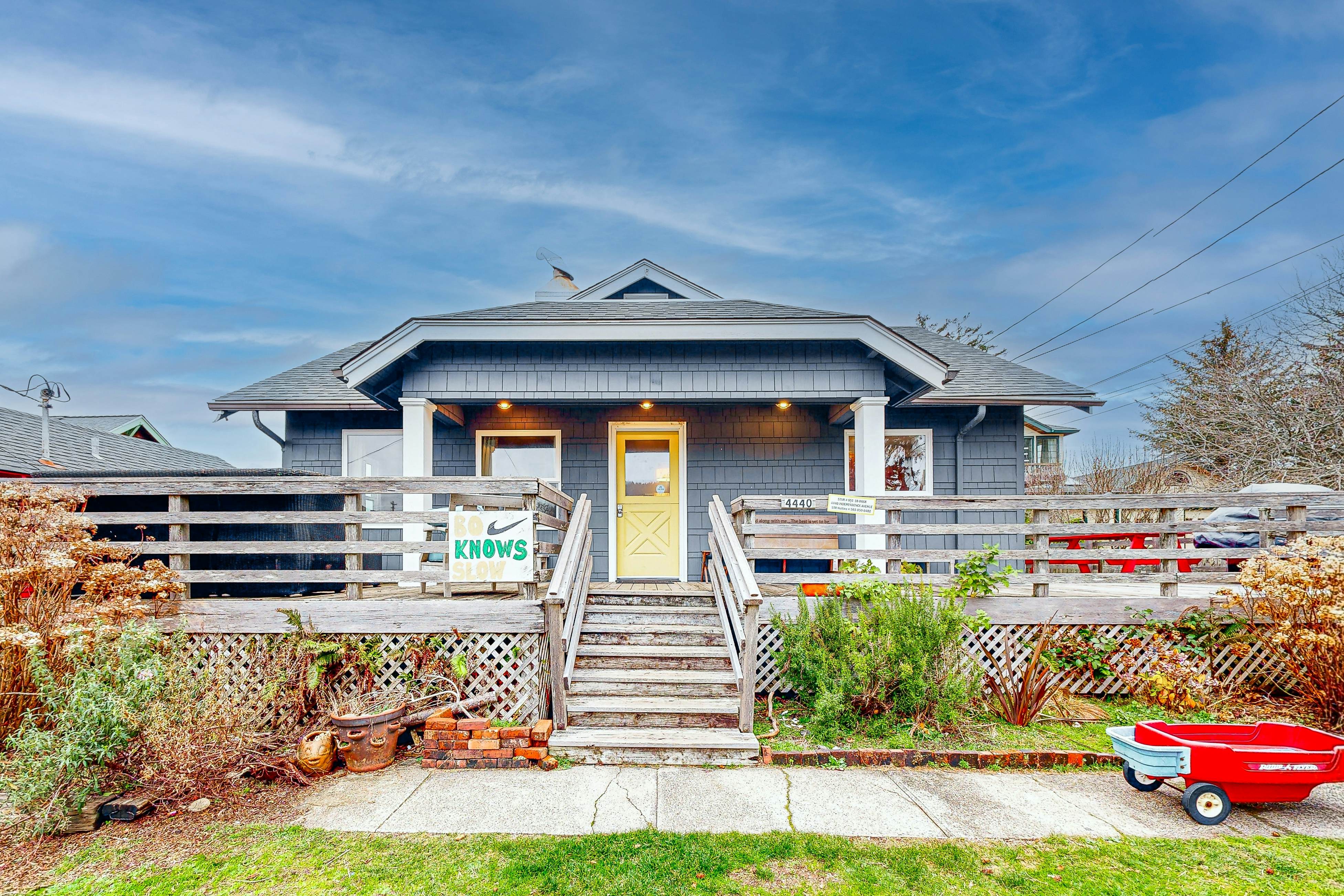 Cozy cottage with rooftop terrace & entertainment - near beach
