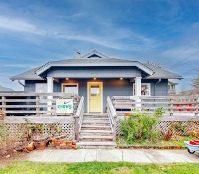 Cozy cottage with rooftop terrace and entertainment near beach