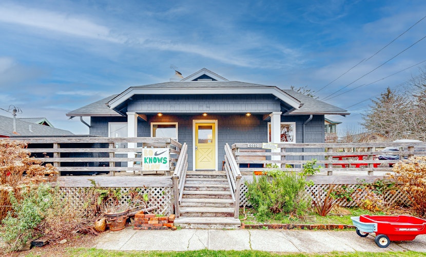 Cozy cottage with rooftop terrace and entertainment near beach