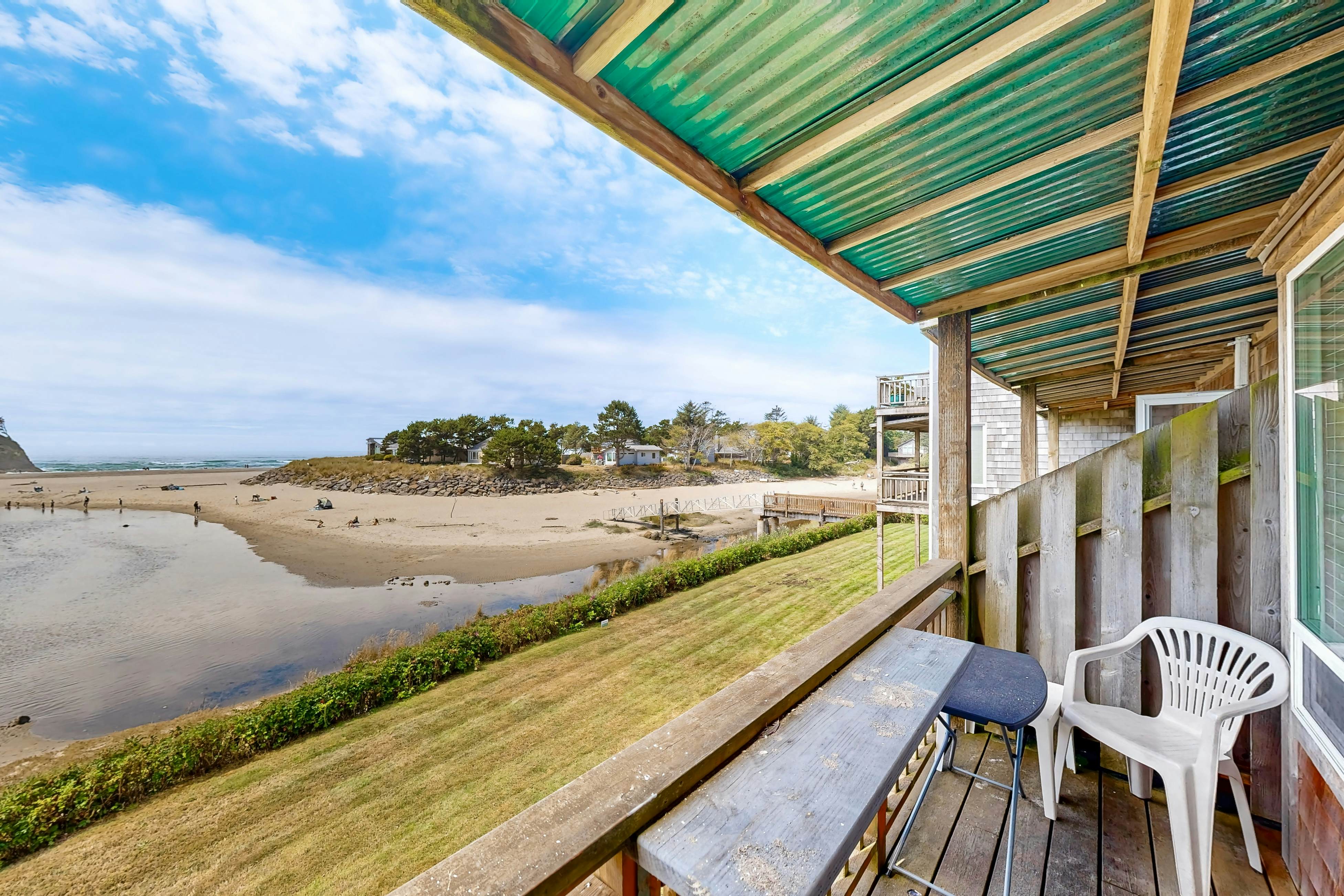 Dog-friendly oceanfront condo with beach access & Proposal Rock view