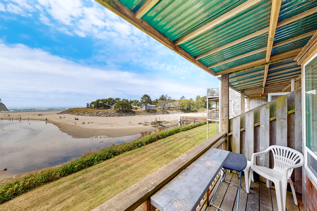Dog friendly oceanfront condo with beach access and Proposal Rock view