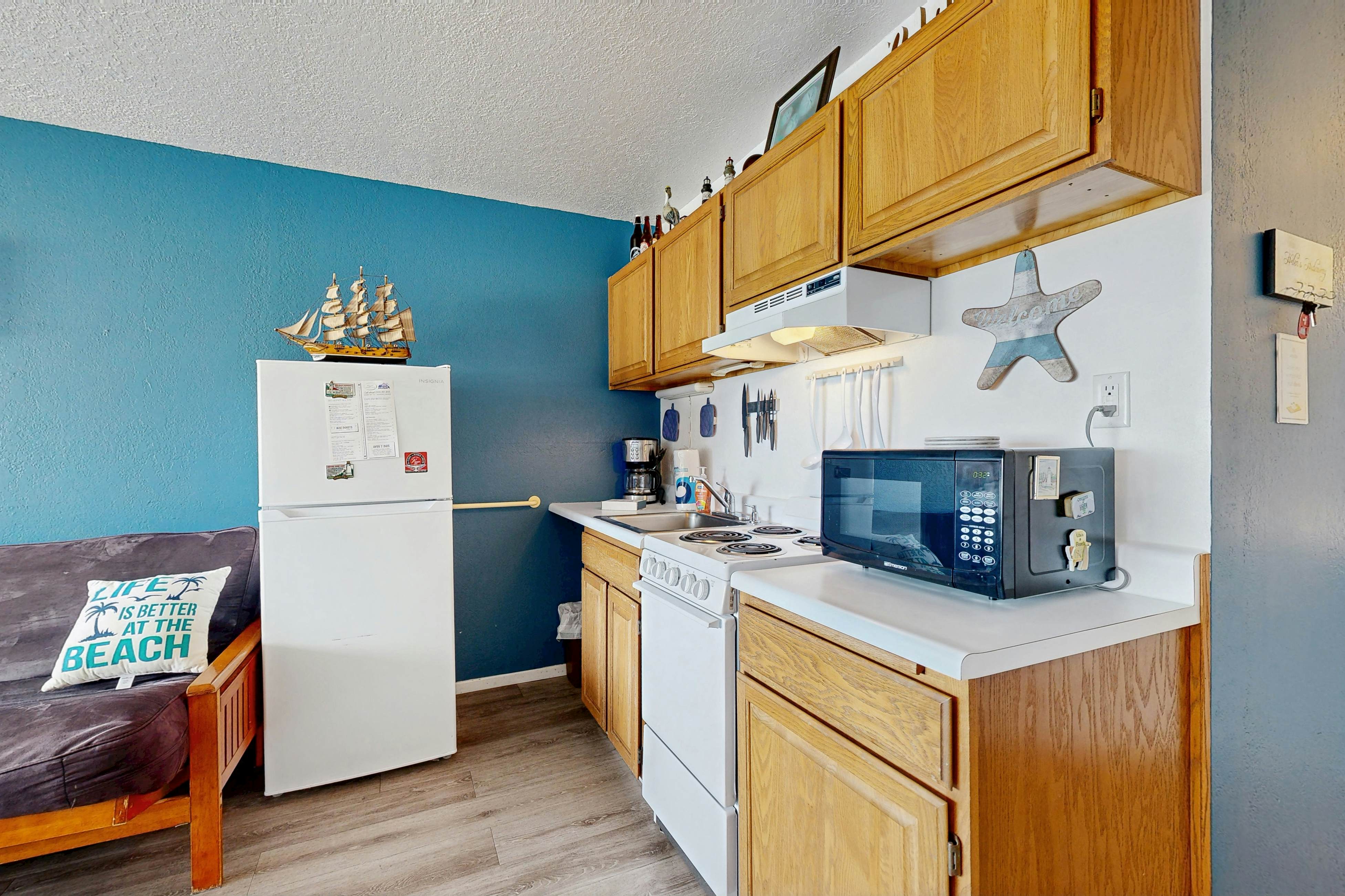 Dog-friendly oceanfront condo with beach access & Proposal Rock view