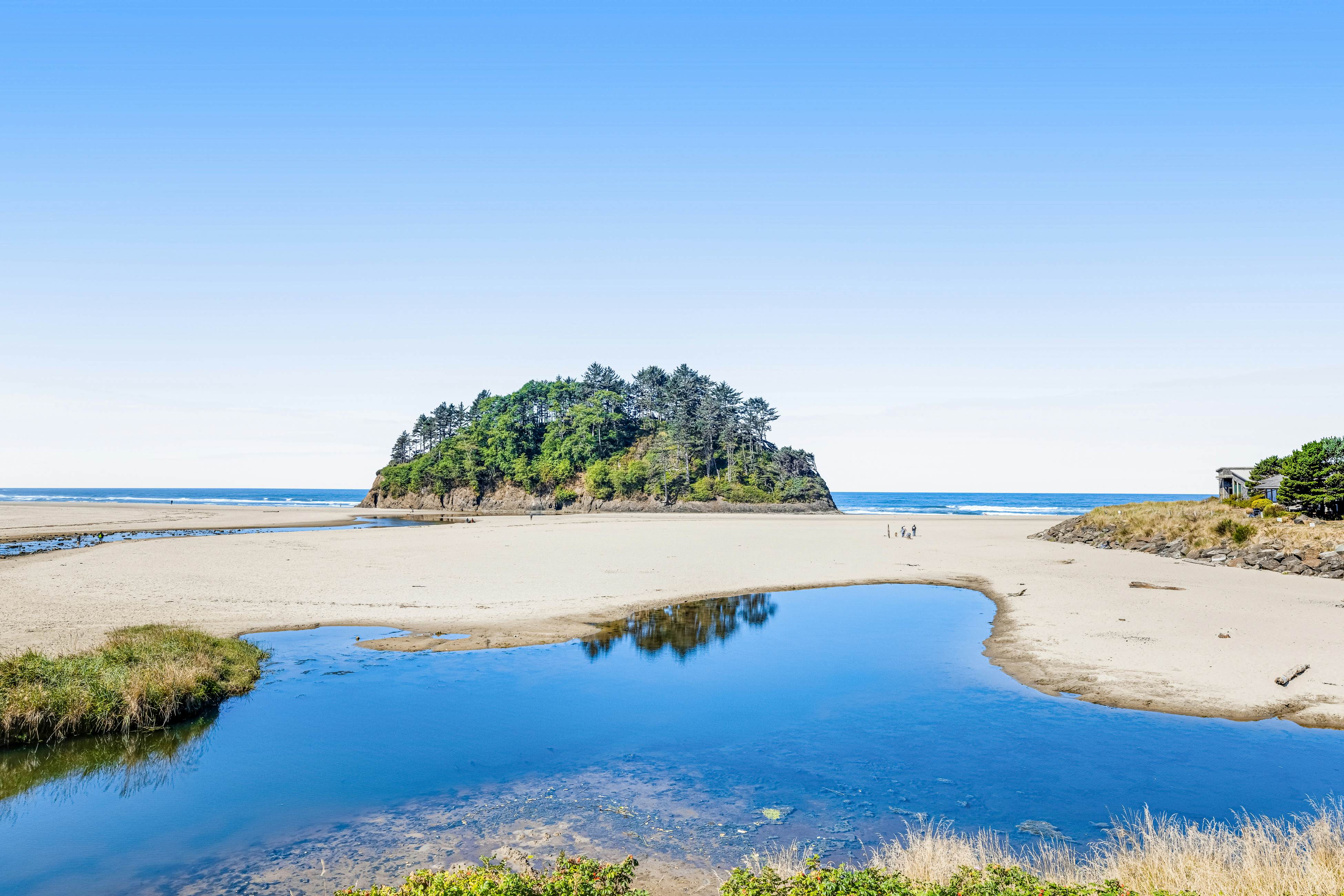 Dog-friendly oceanfront condo with beach access & Proposal Rock view