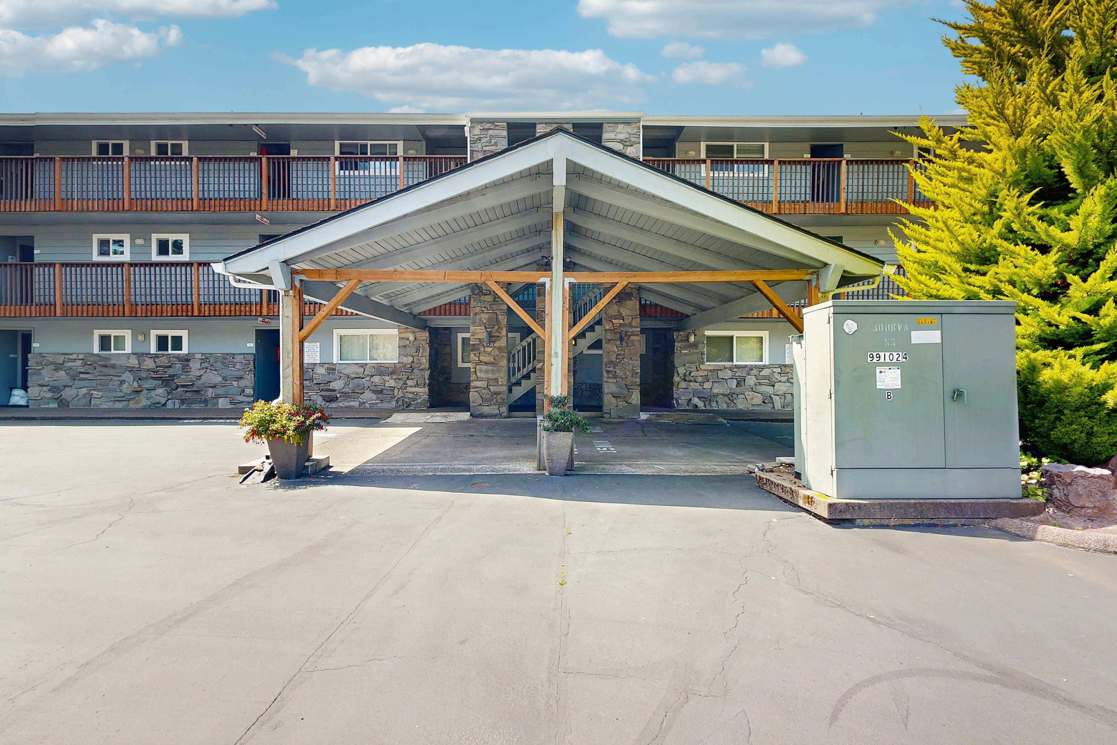 Dog-friendly oceanfront condo with beach access & Proposal Rock view