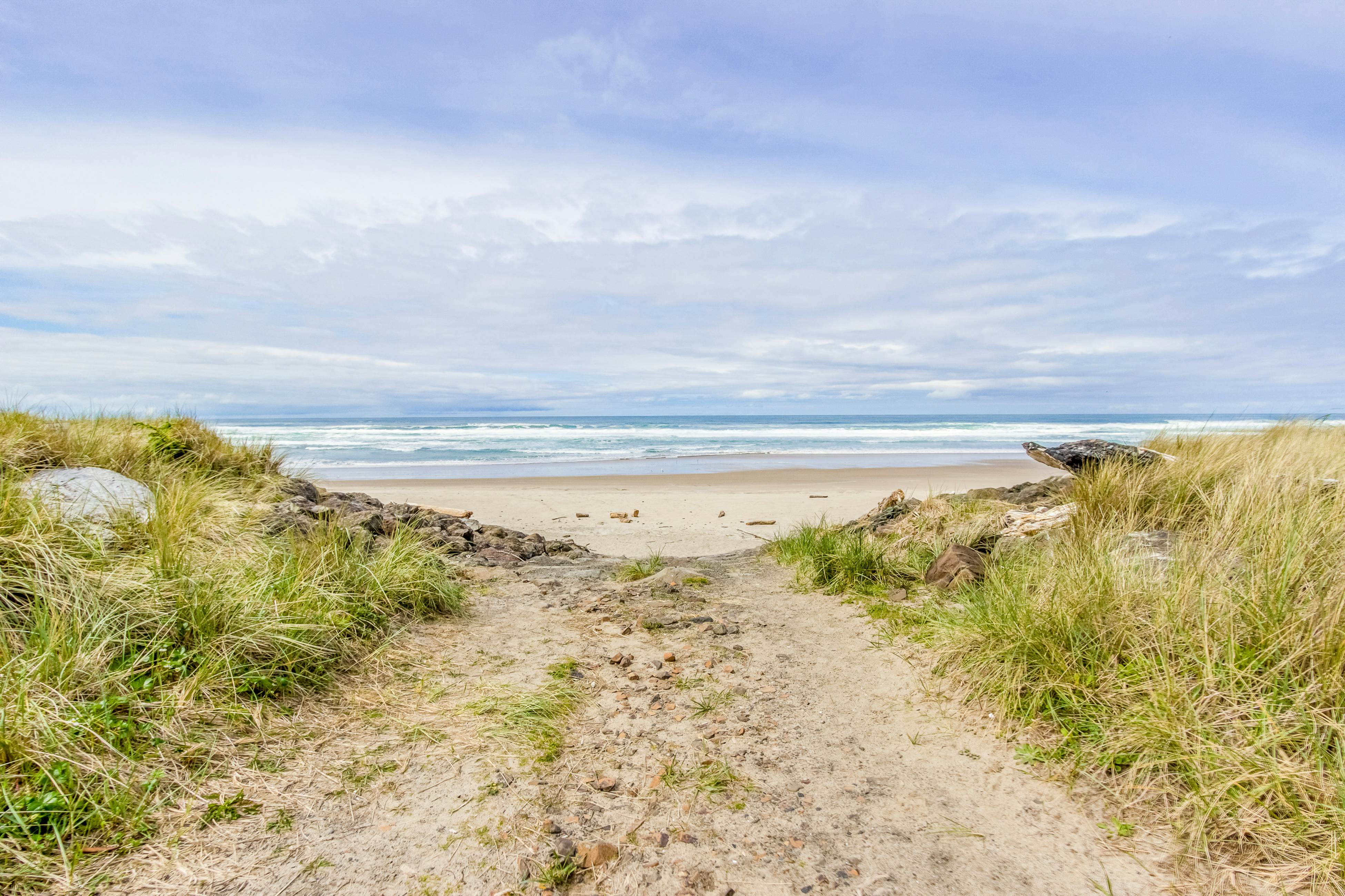 Dog-friendly oceanfront condo with beach access & Proposal Rock view