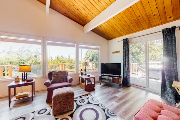 Family Friendly Home with Hot Tub Ocean View and Entertainment Near Beach