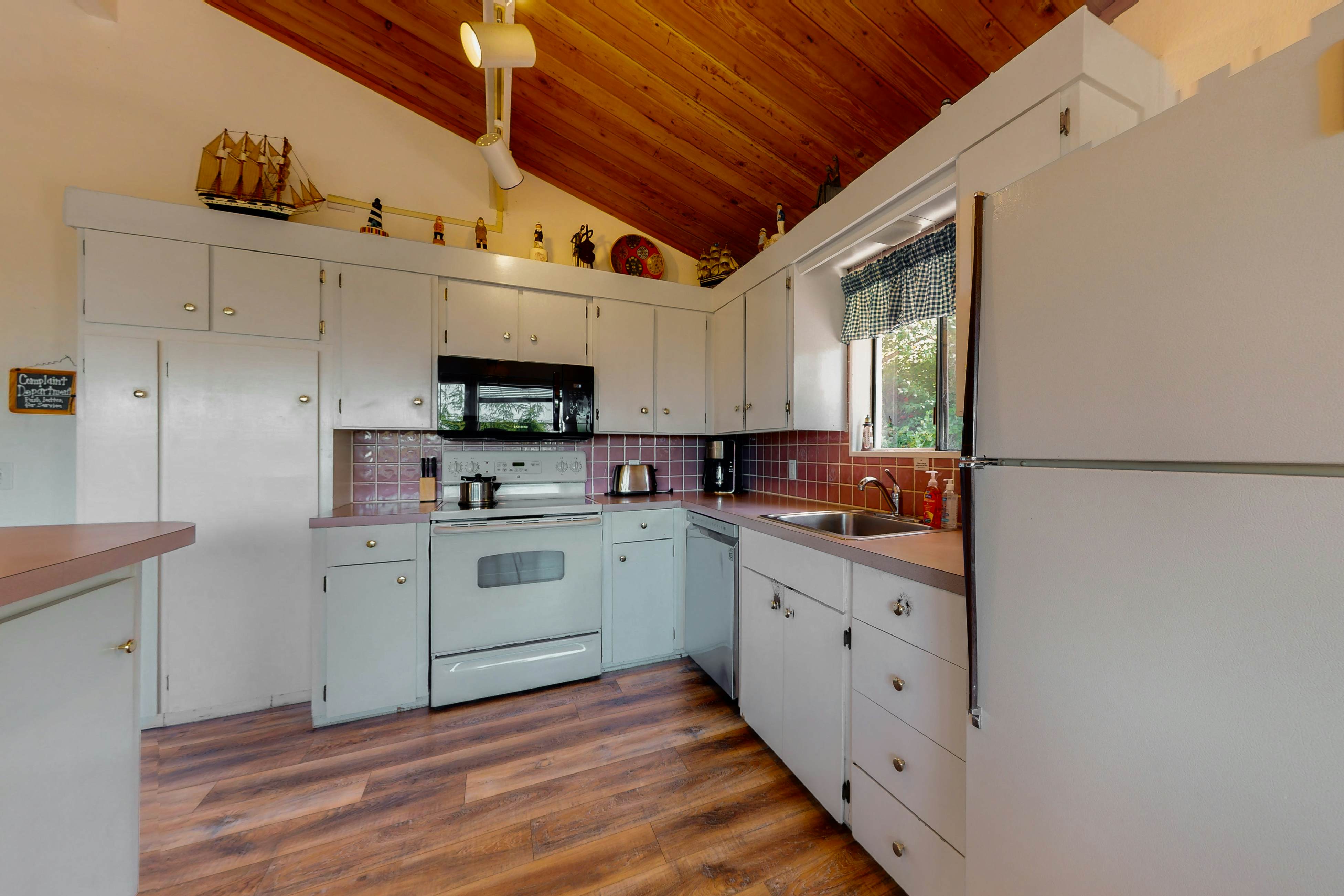 Family-Friendly Home with Hot Tub, Ocean View, and Entertainment - Near Beach