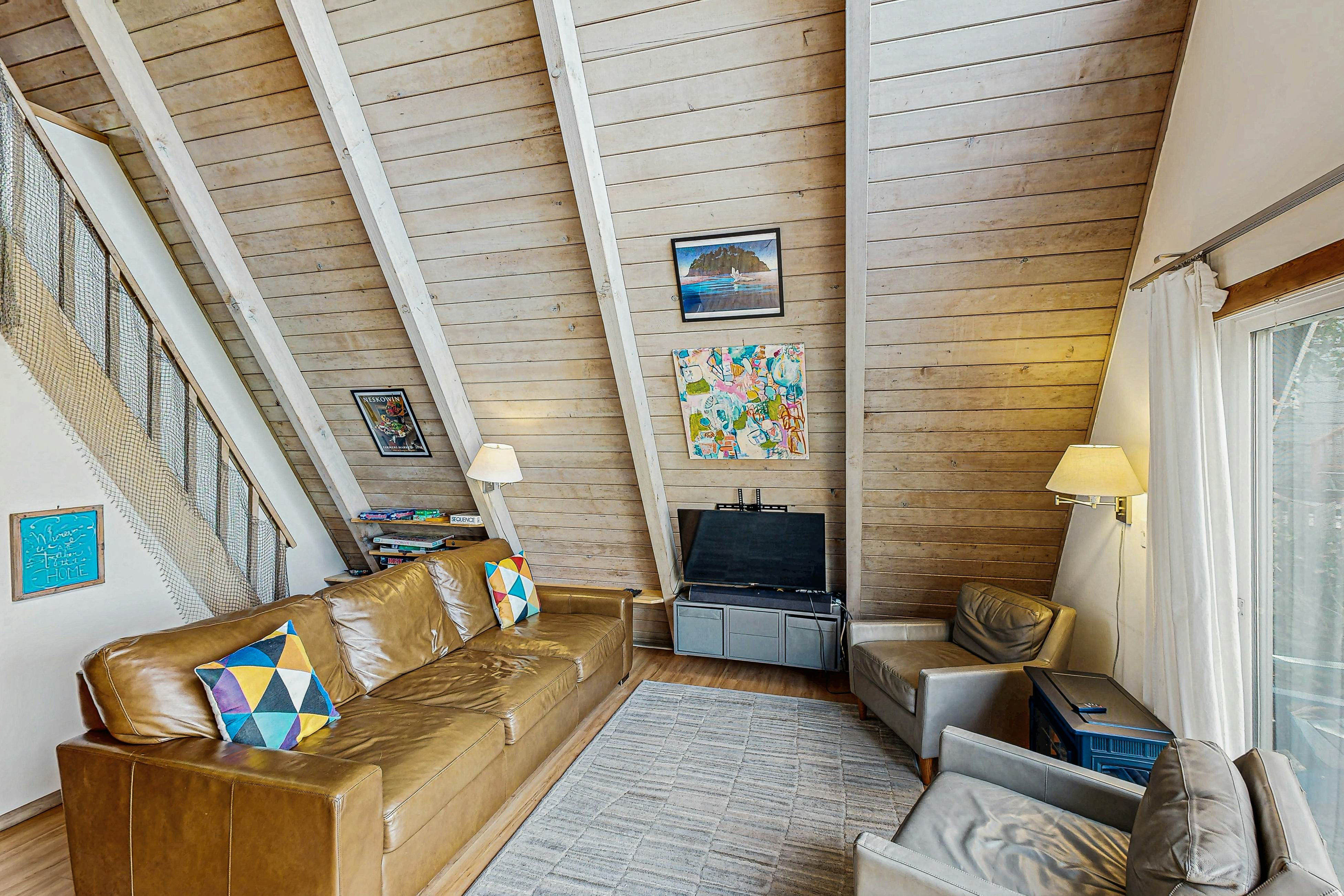 Quiet Coastal Cabin Home with Private Hot Tub - Less Than a Block From Beach