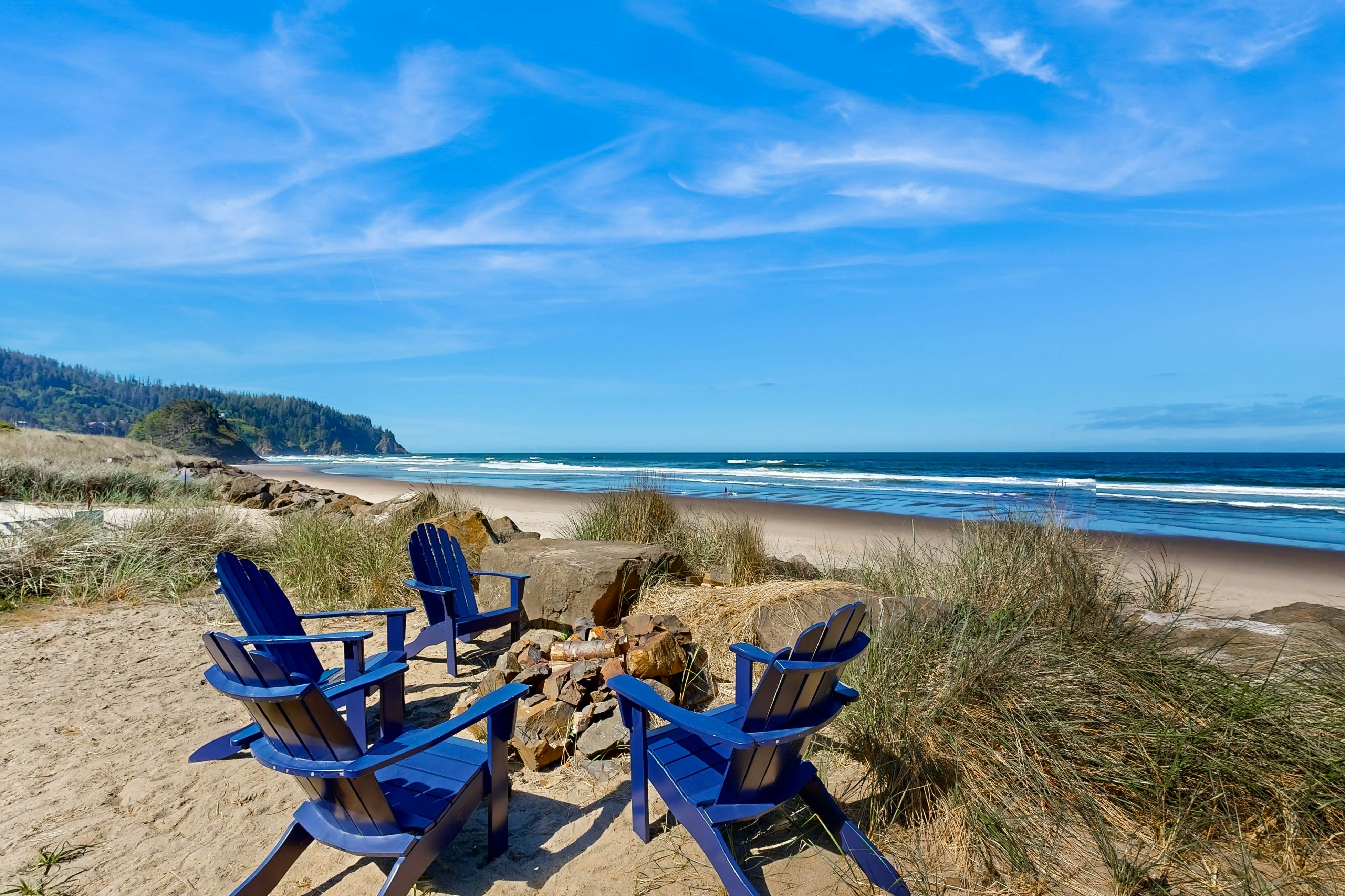 New oceanfront home w/ hot tub, views, A/C & beach access, 2 dogs OK