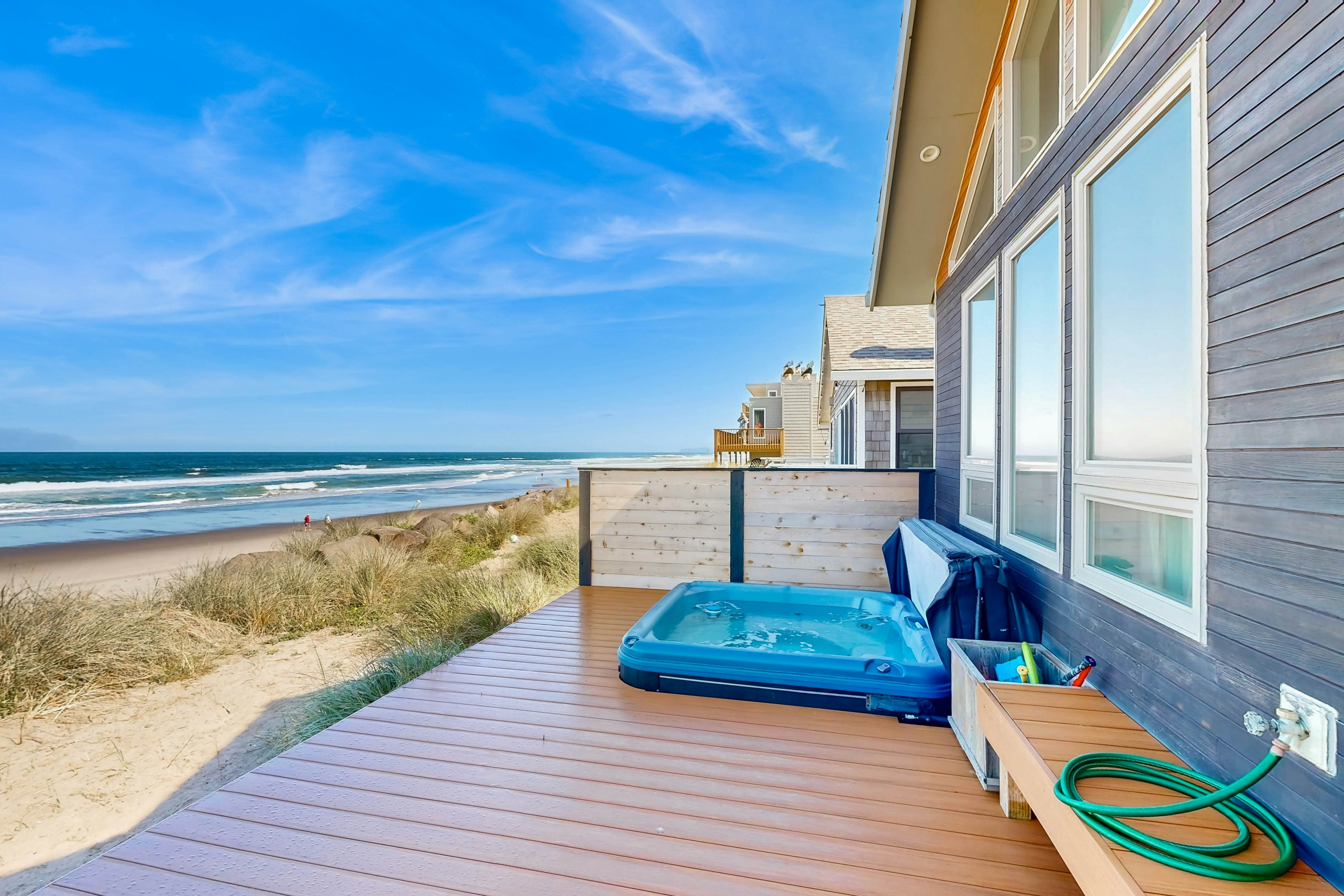 New oceanfront home w/ hot tub, views, A/C & beach access, 2 dogs OK