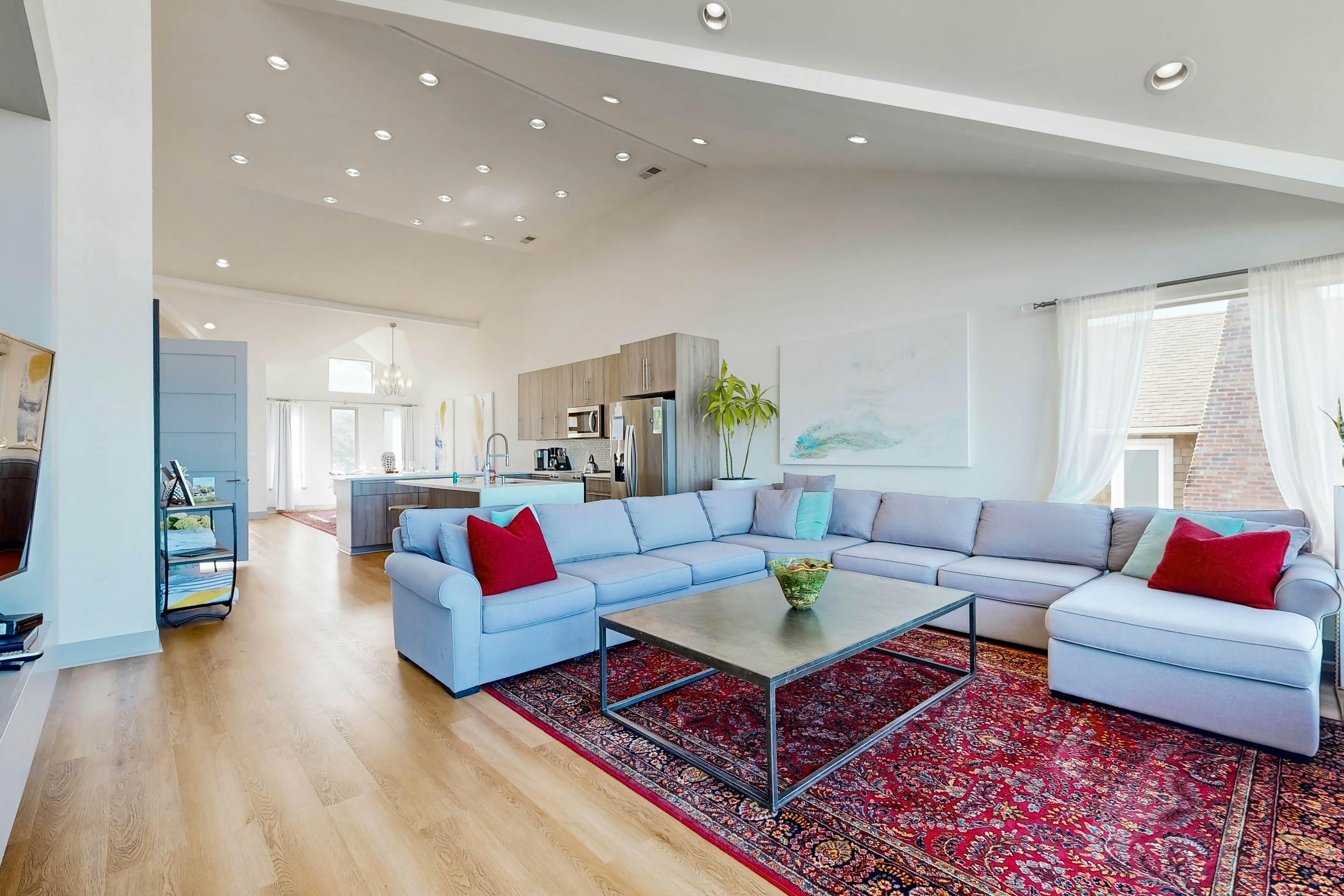 New oceanfront home w/ hot tub, views, A/C & beach access, 2 dogs OK