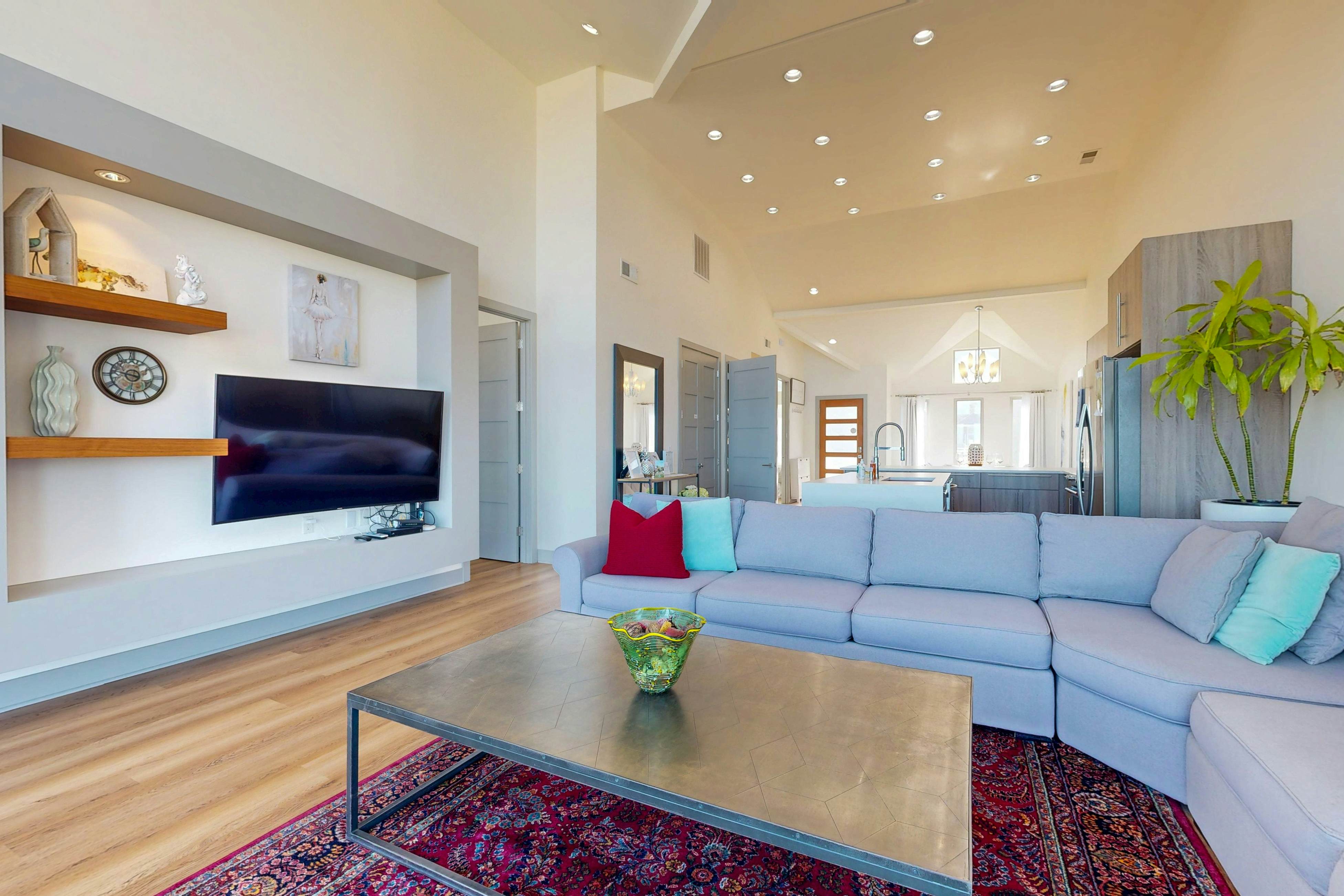 New oceanfront home w/ hot tub, views, A/C & beach access, 2 dogs OK