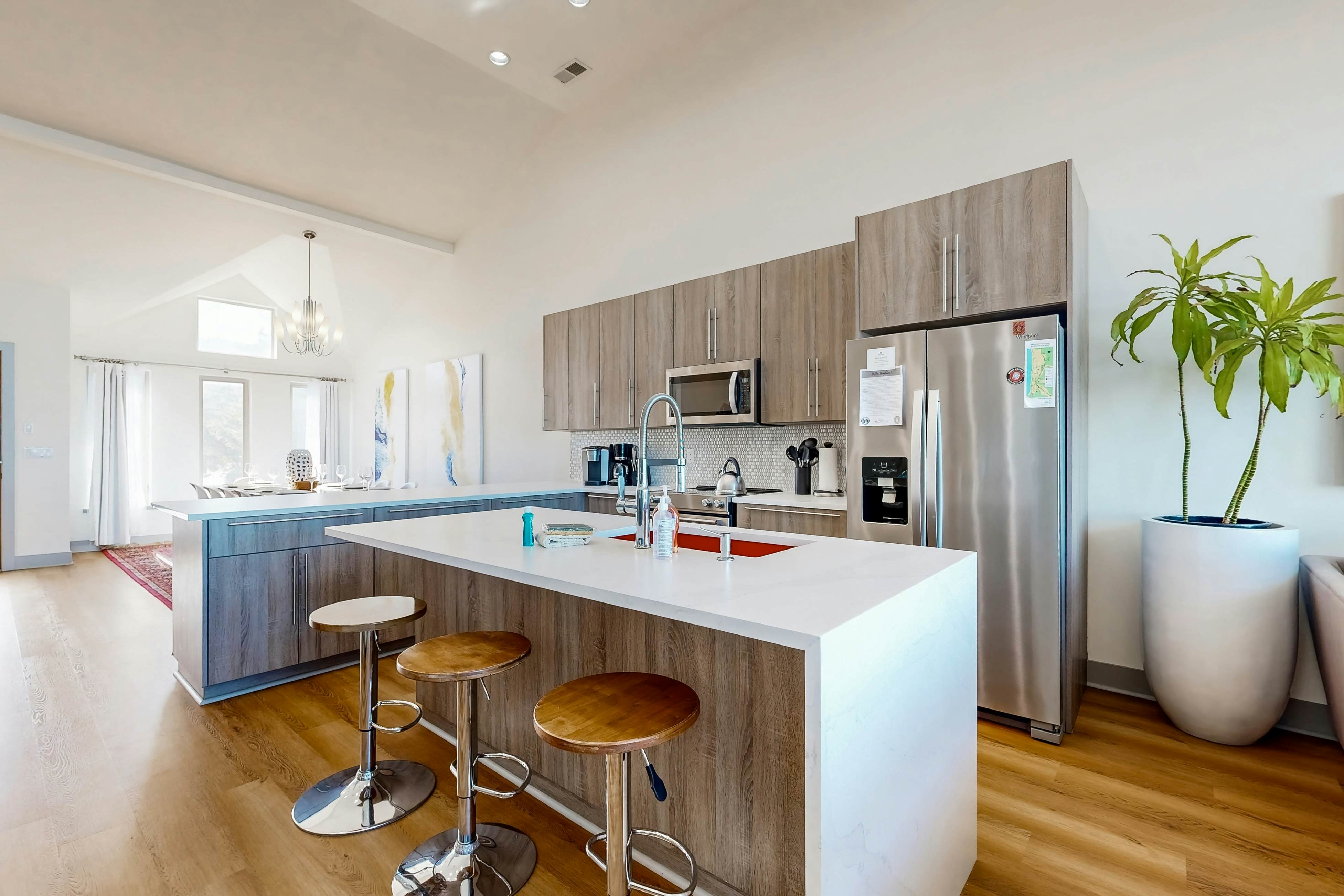 New oceanfront home w/ hot tub, views, A/C & beach access, 2 dogs OK