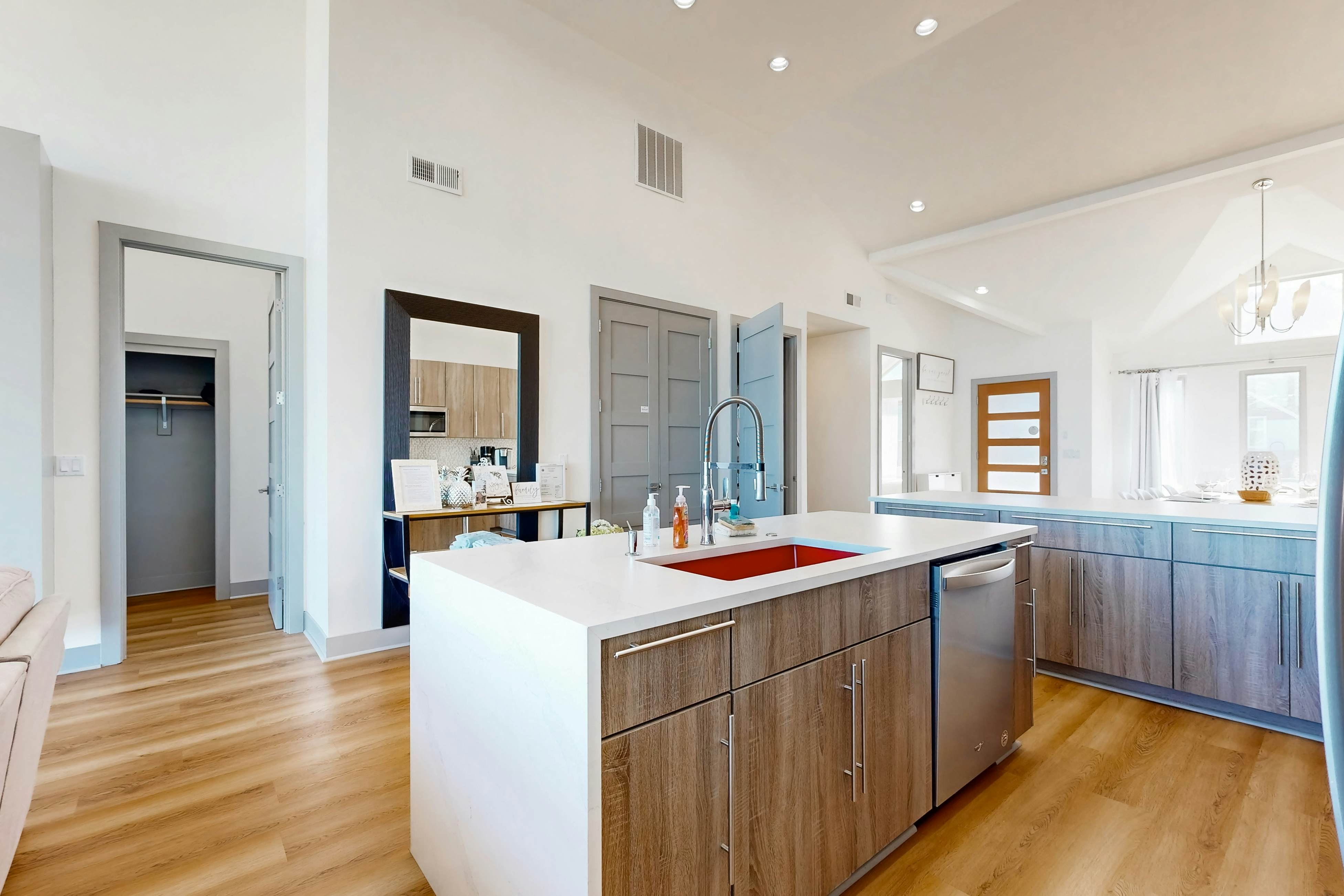 New oceanfront home w/ hot tub, views, A/C & beach access, 2 dogs OK