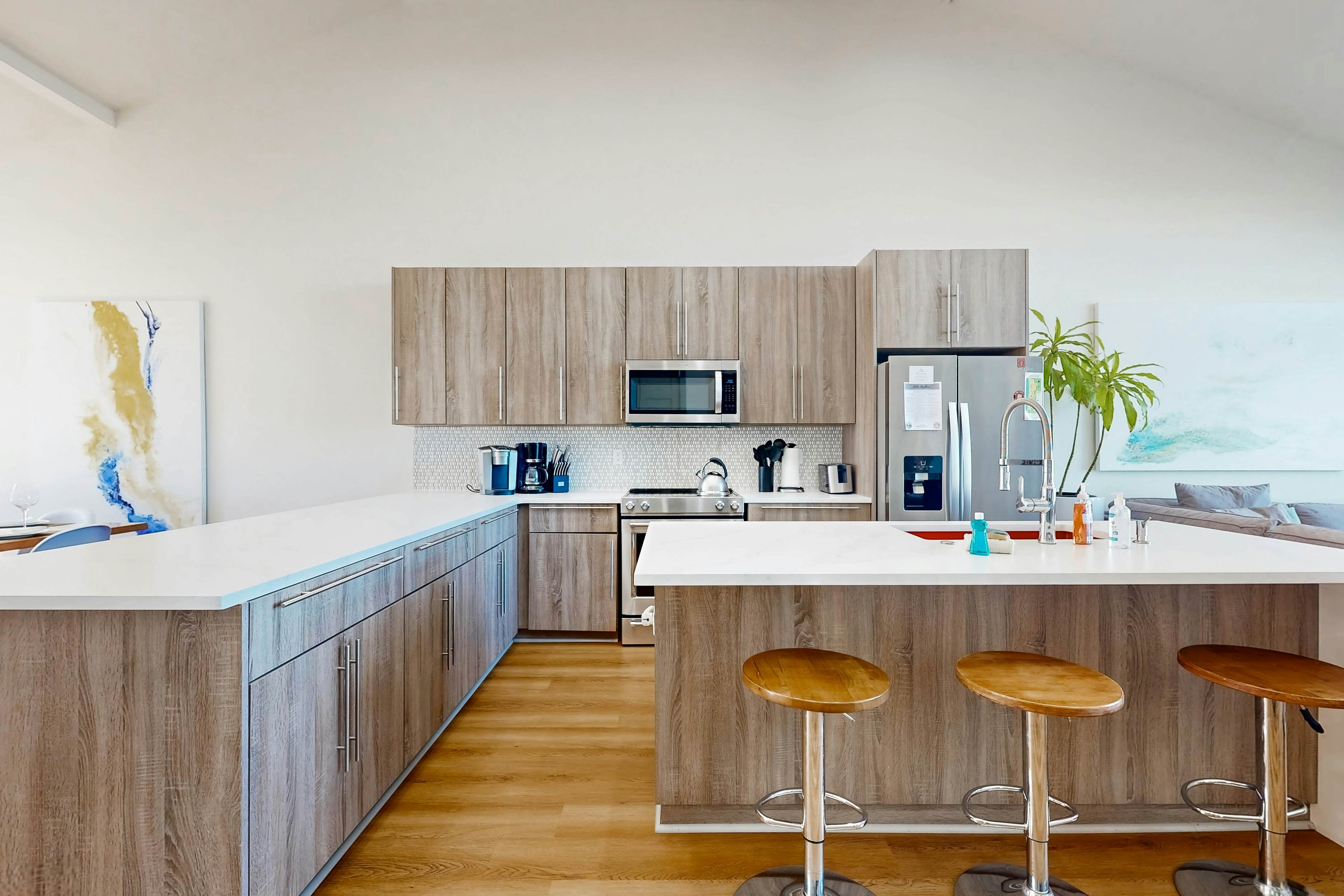 New oceanfront home w/ hot tub, views, A/C & beach access, 2 dogs OK