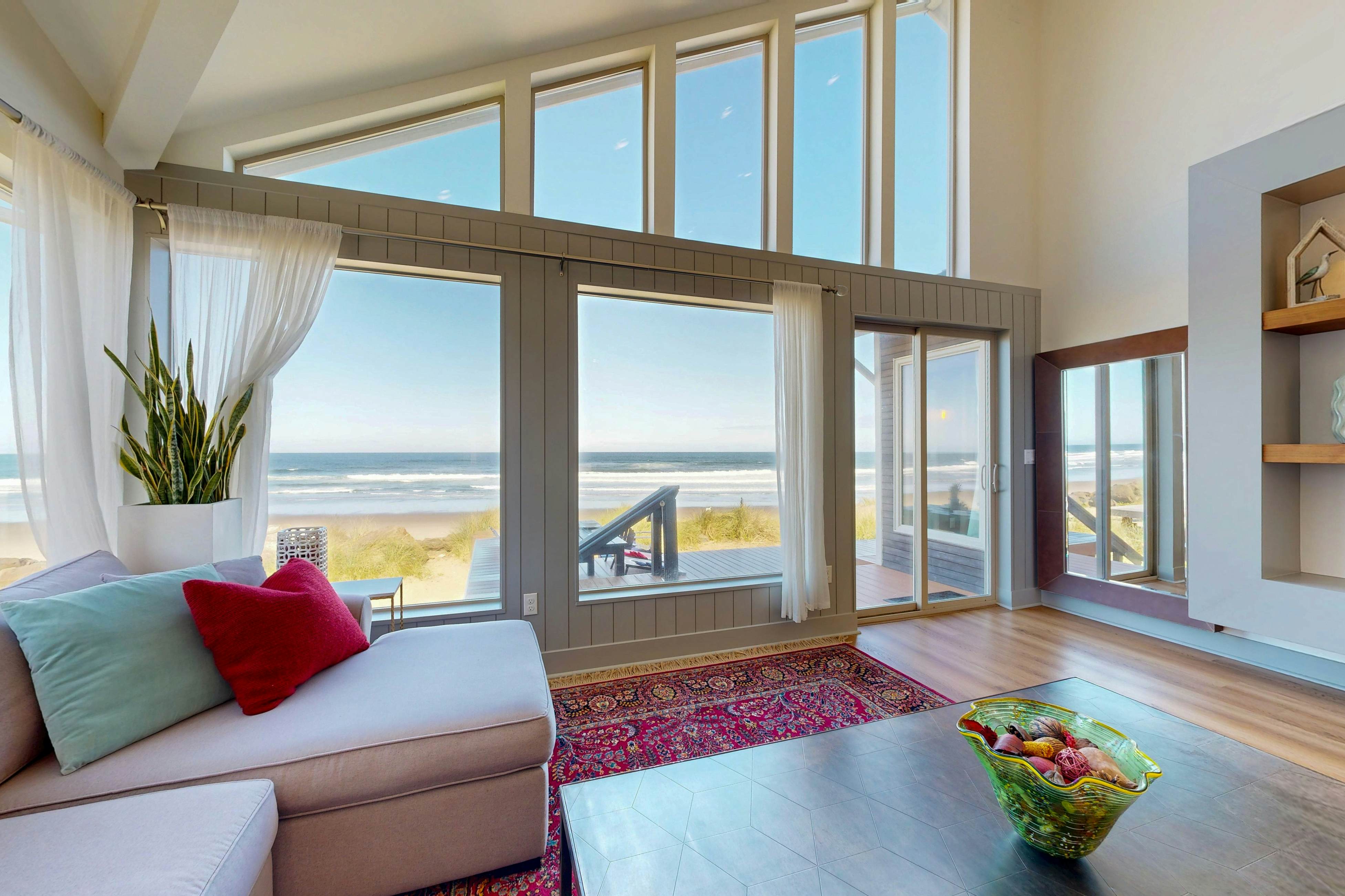 New oceanfront home w/ hot tub, views, A/C & beach access, 2 dogs OK