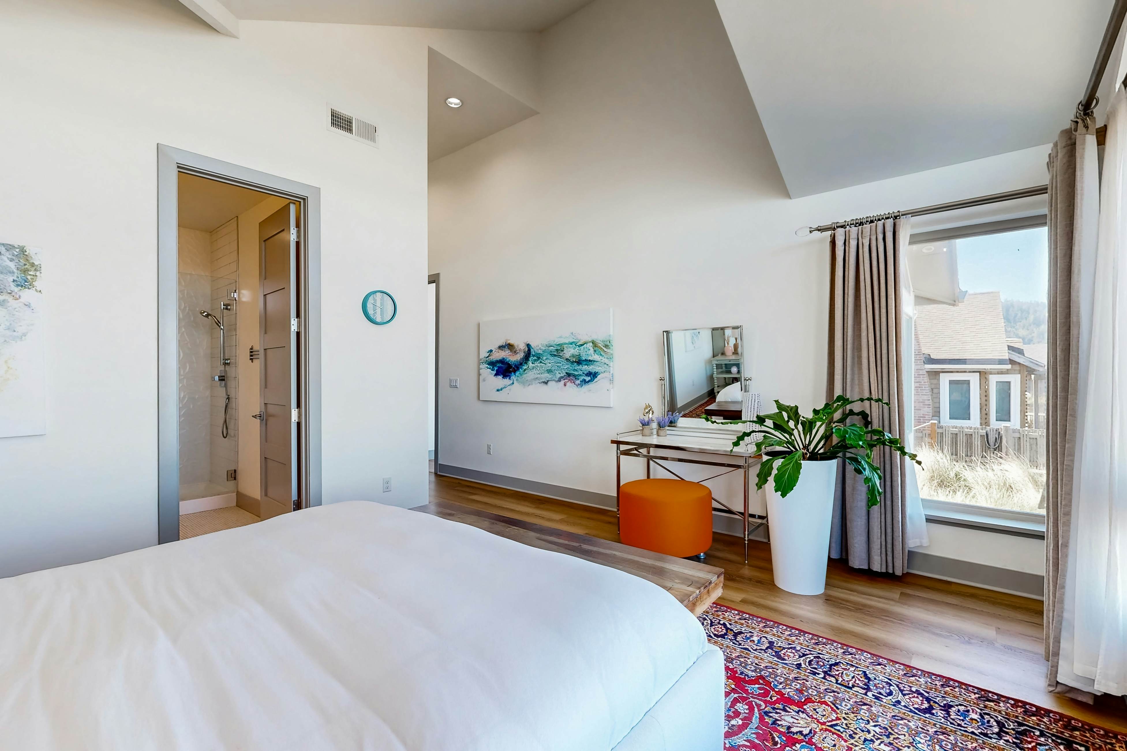 New oceanfront home w/ hot tub, views, A/C & beach access, 2 dogs OK