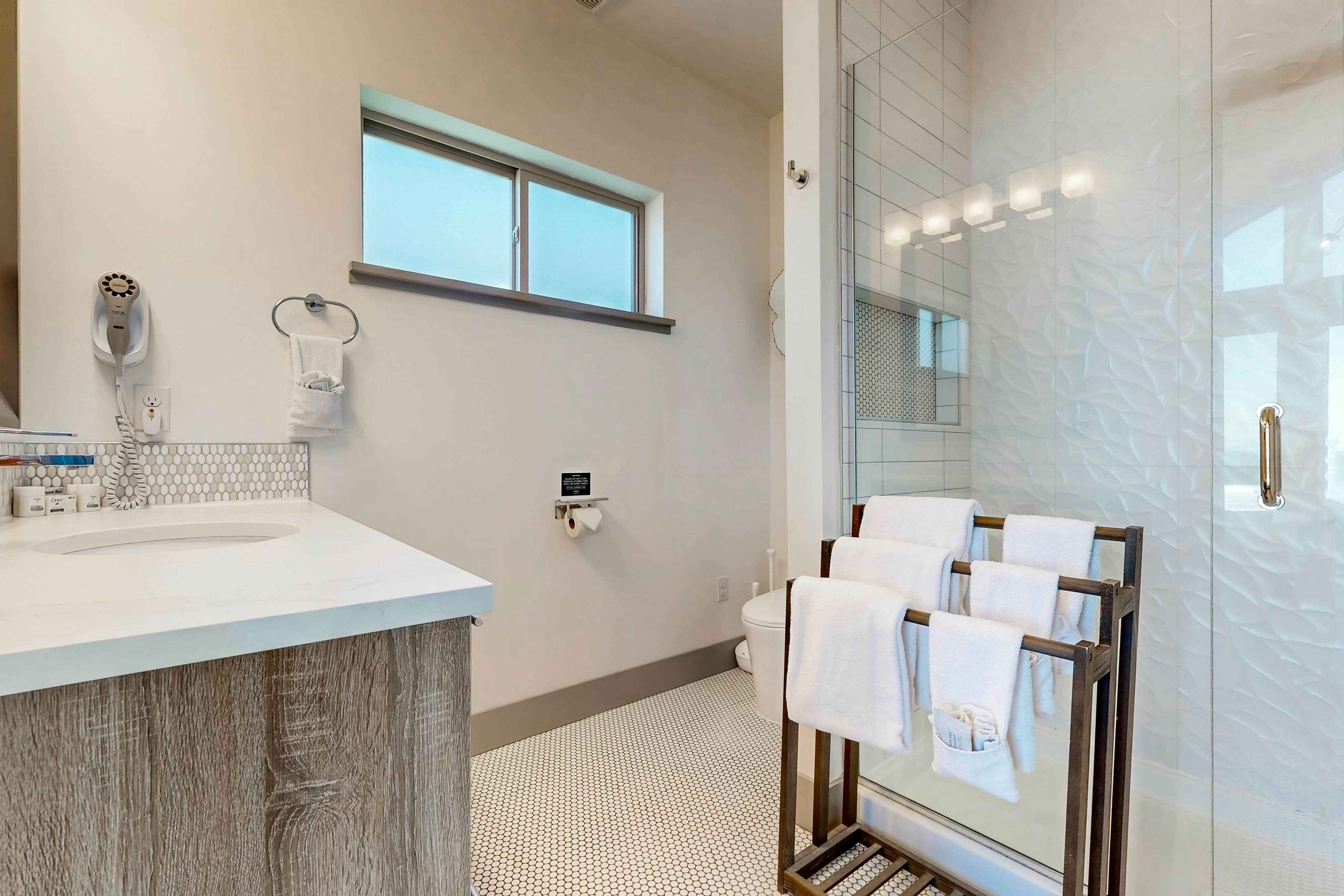 New oceanfront home w/ hot tub, views, A/C & beach access, 2 dogs OK