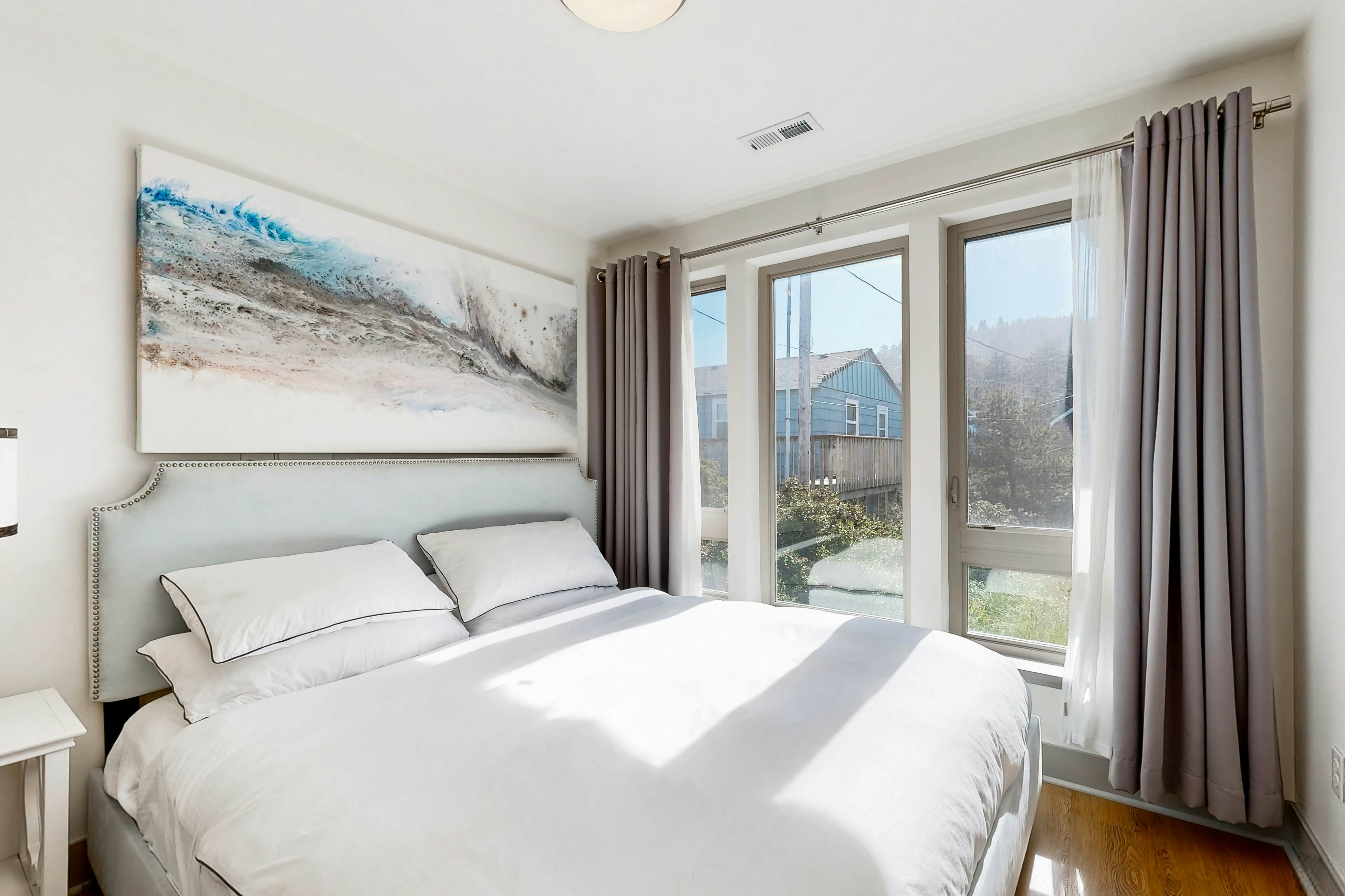 New oceanfront home w/ hot tub, views, A/C & beach access, 2 dogs OK