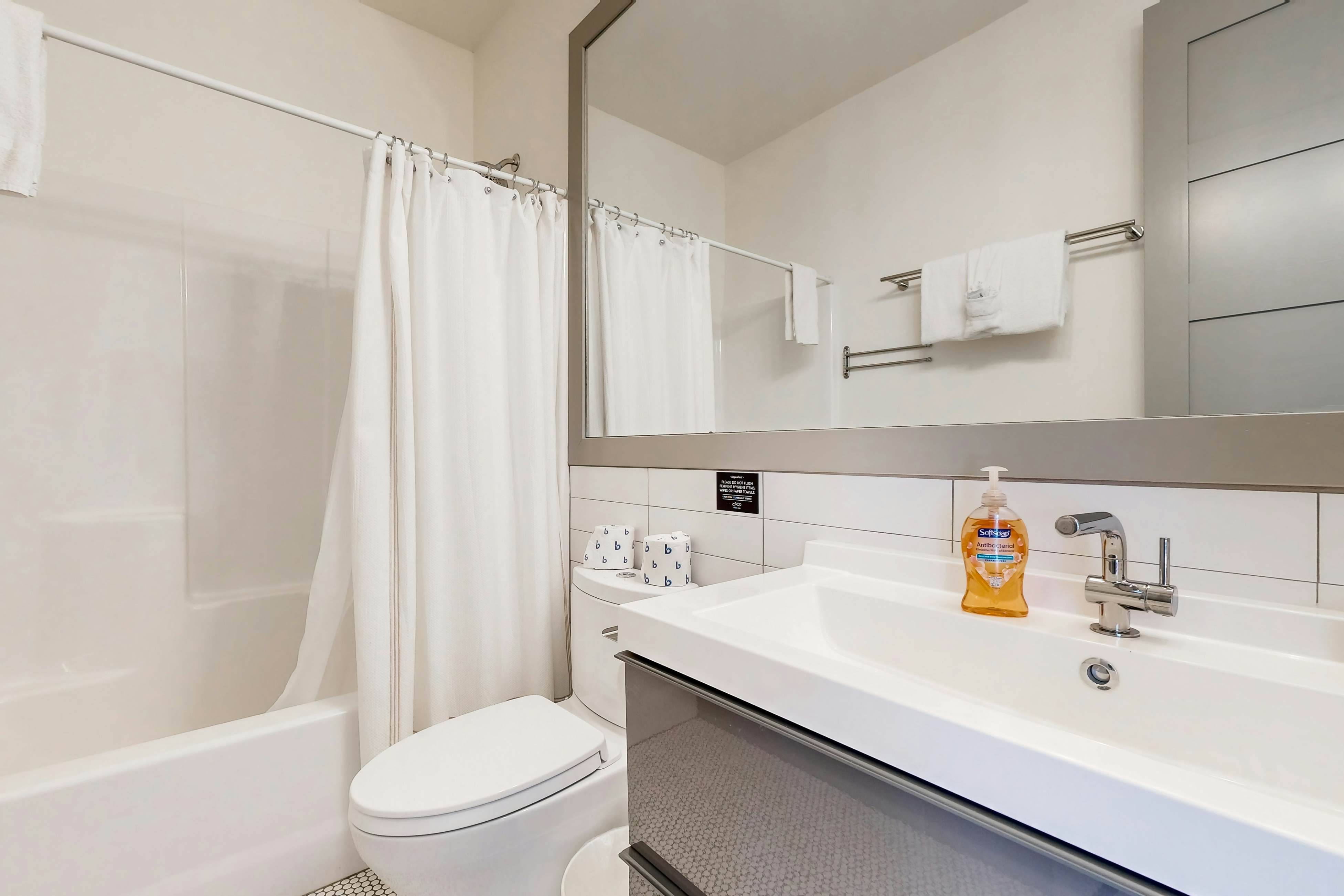 New oceanfront home w/ hot tub, views, A/C & beach access, 2 dogs OK