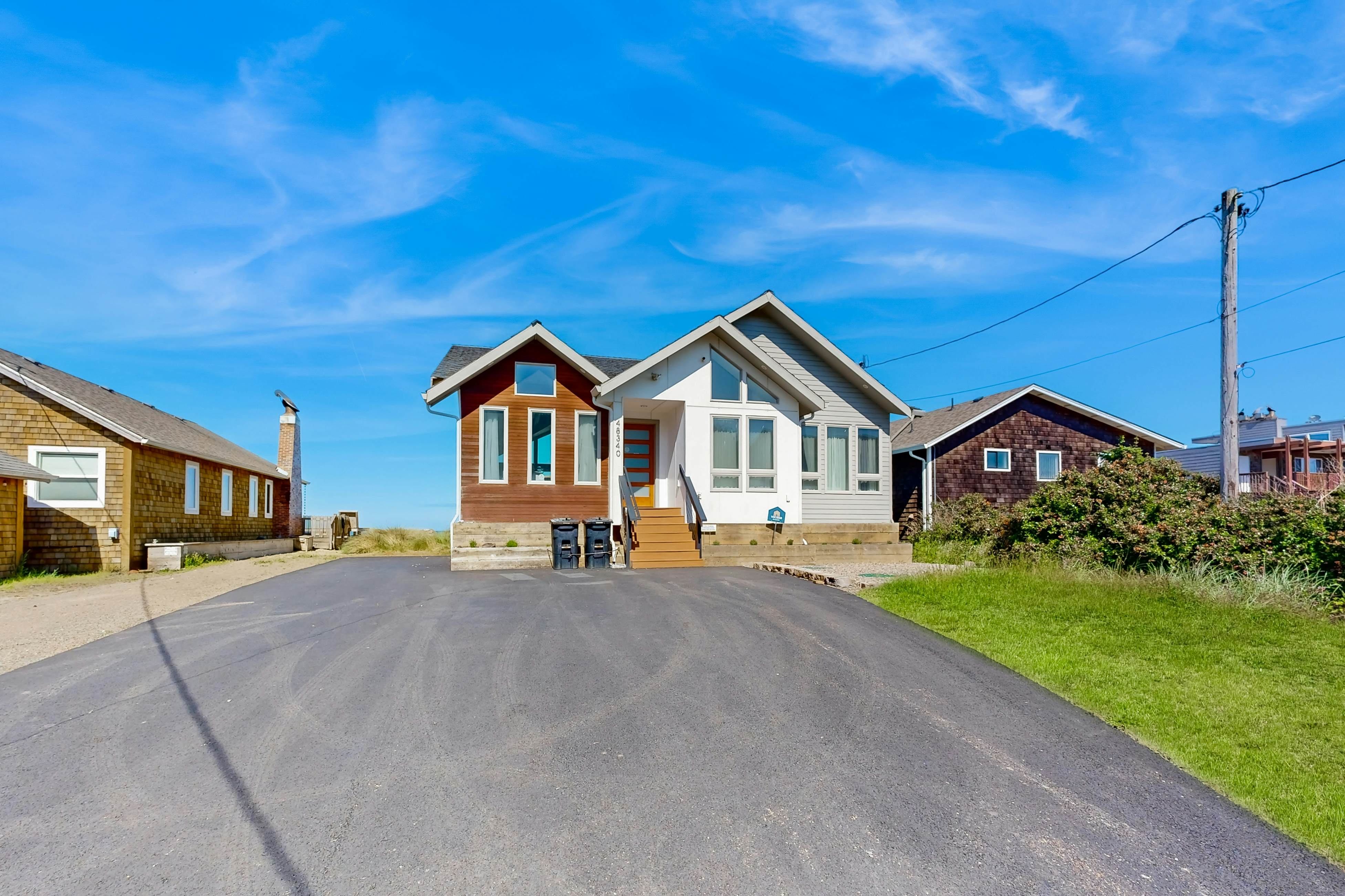 New oceanfront home w/ hot tub, views, A/C & beach access, 2 dogs OK
