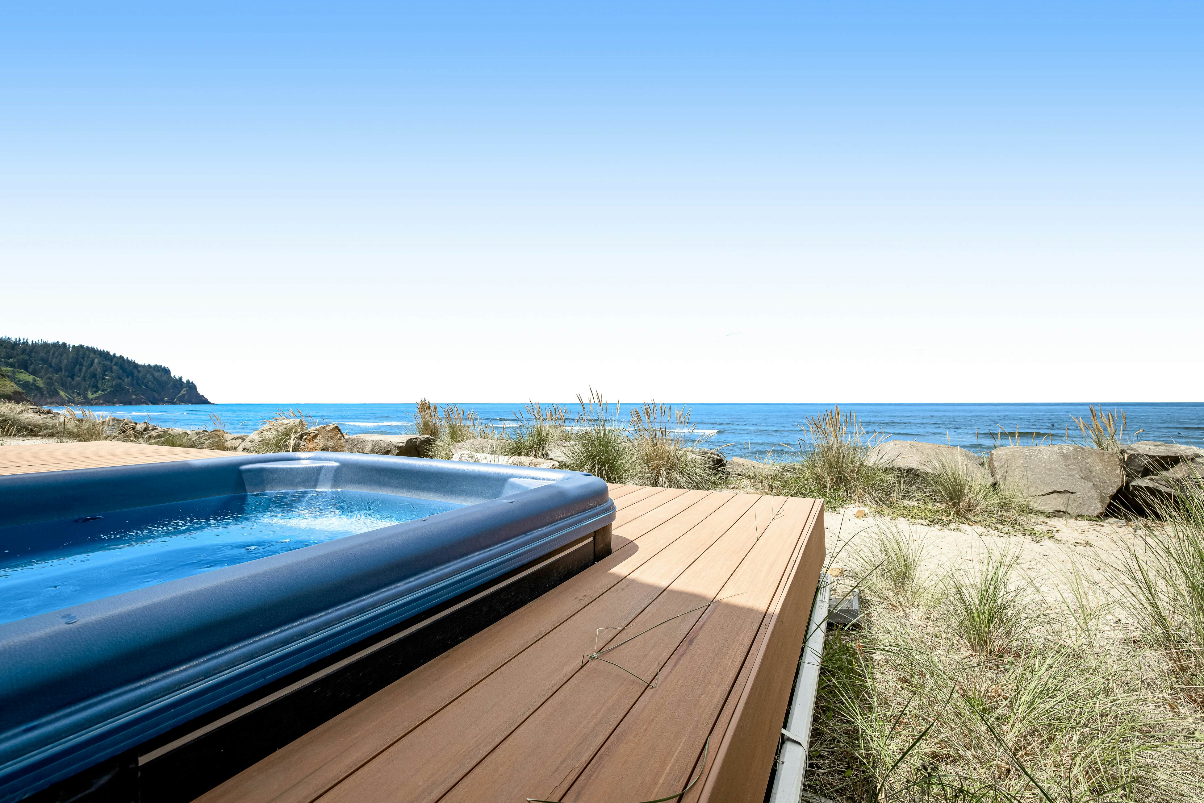 New oceanfront home w/ hot tub, views, A/C & beach access, 2 dogs OK