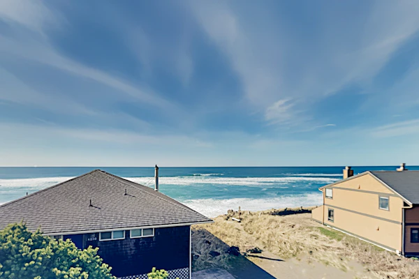 Expansive Beach Retreat 2 Decks and Balcony Corner Lot 50 to Ocean