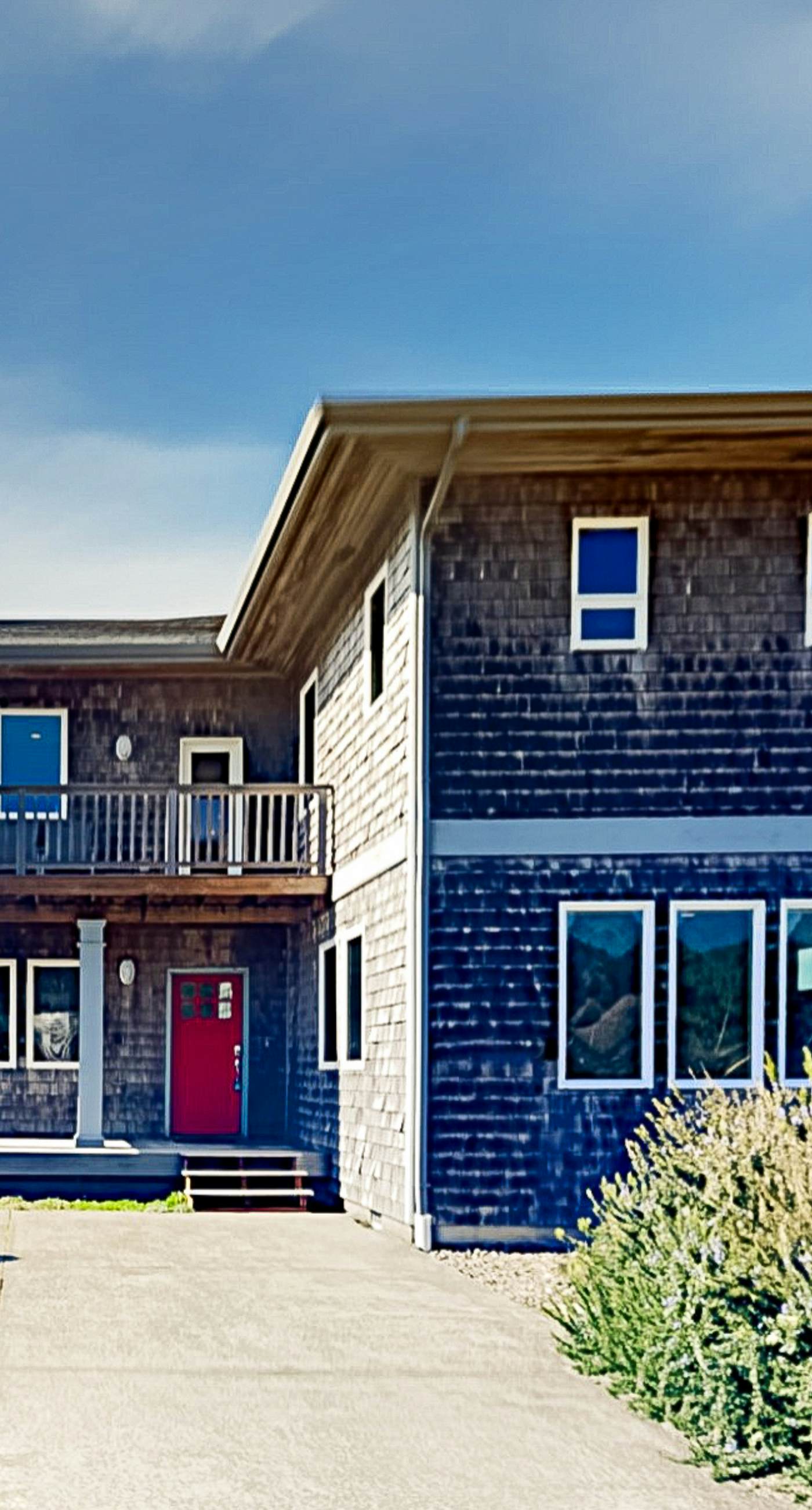 Expansive Beach Retreat 2 Decks and Balcony Corner Lot 50 to Ocean