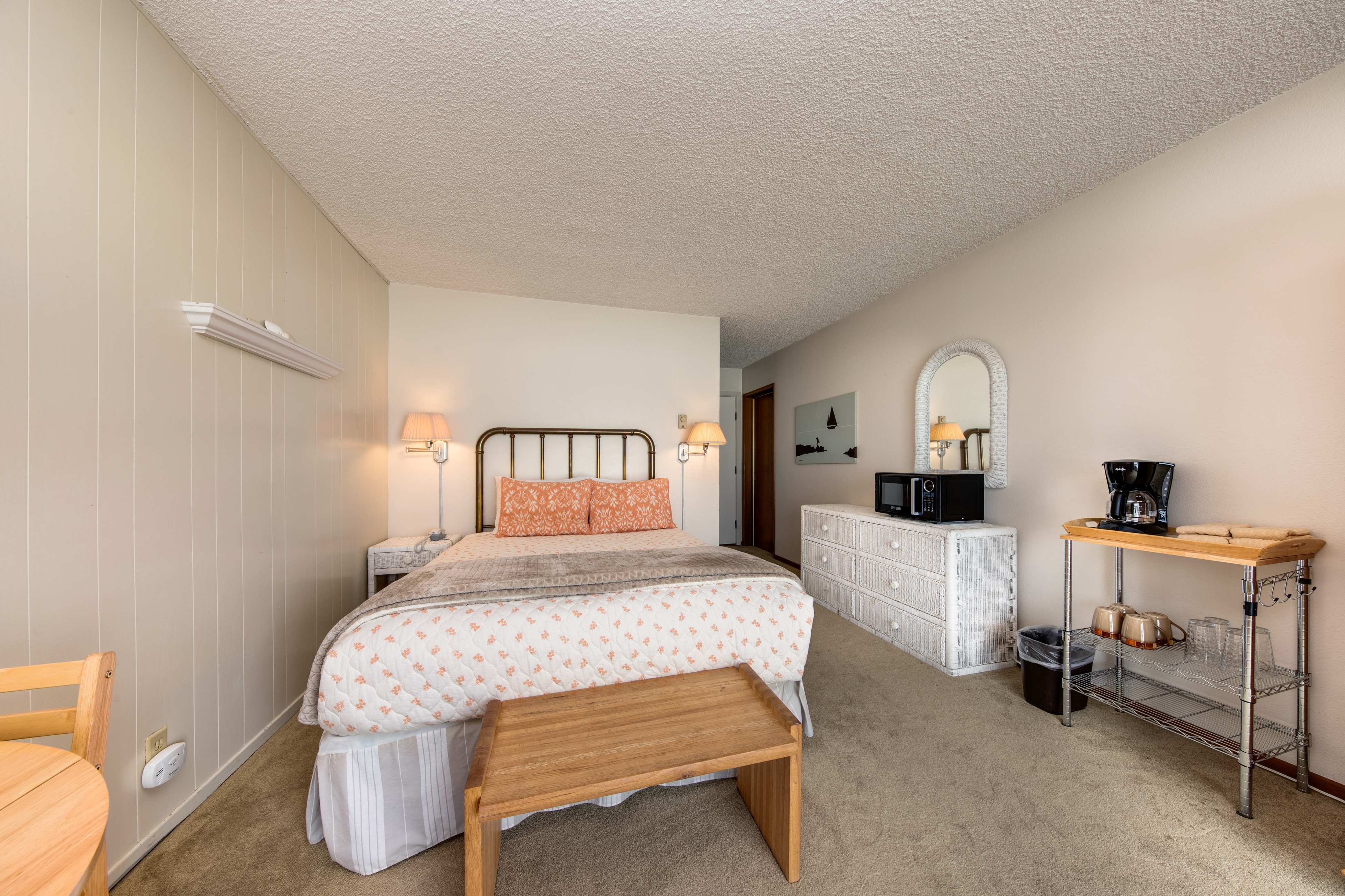 Charming oceanfront studio with easy beach access and stunning ocean views