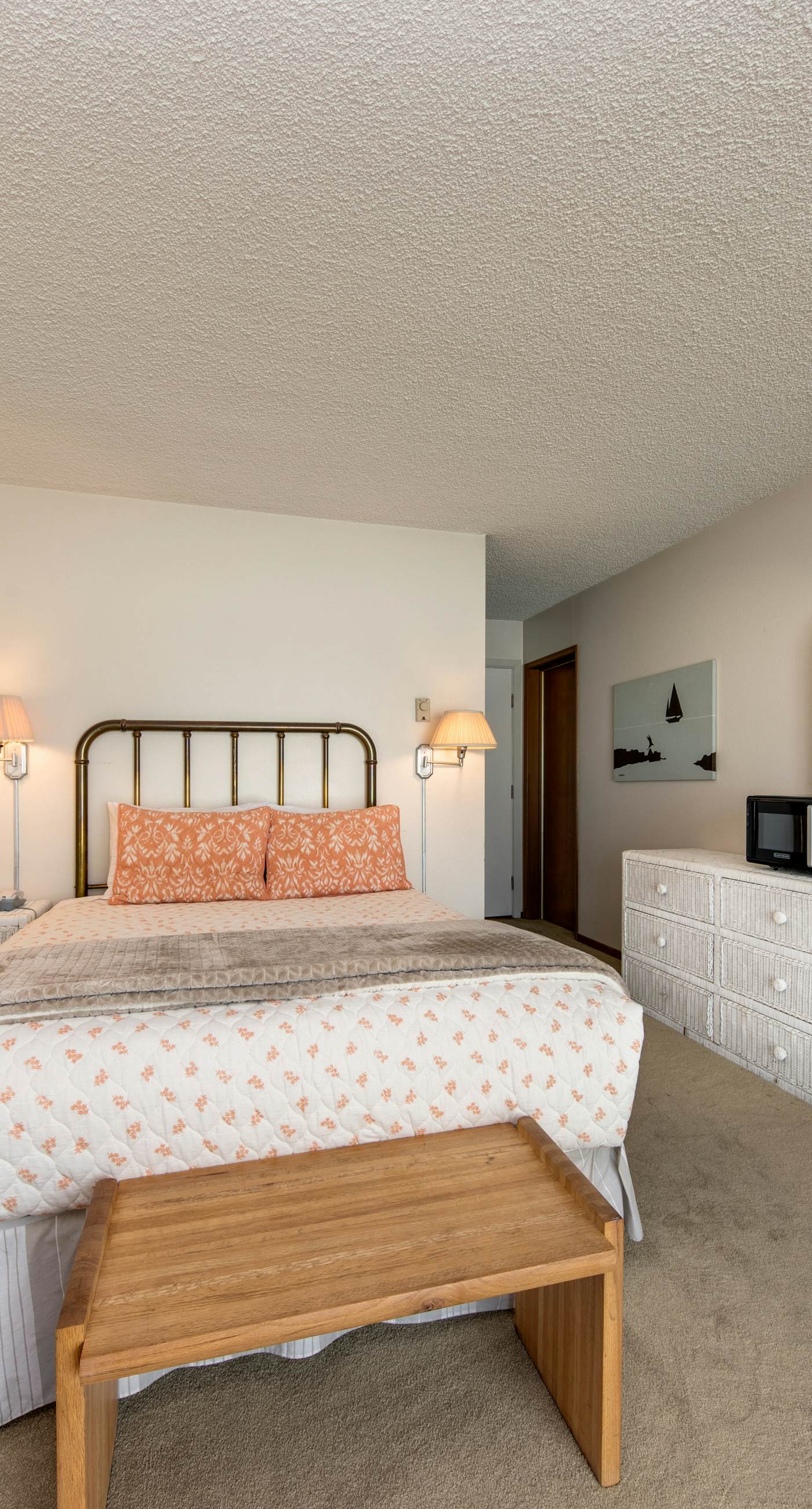 Charming oceanfront studio with easy beach access and stunning ocean views