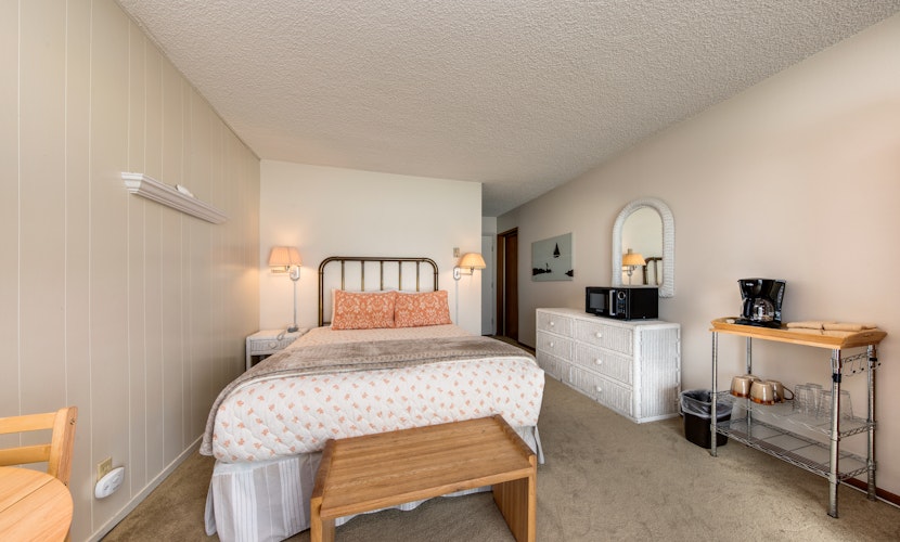 Charming oceanfront studio with easy beach access and stunning ocean views