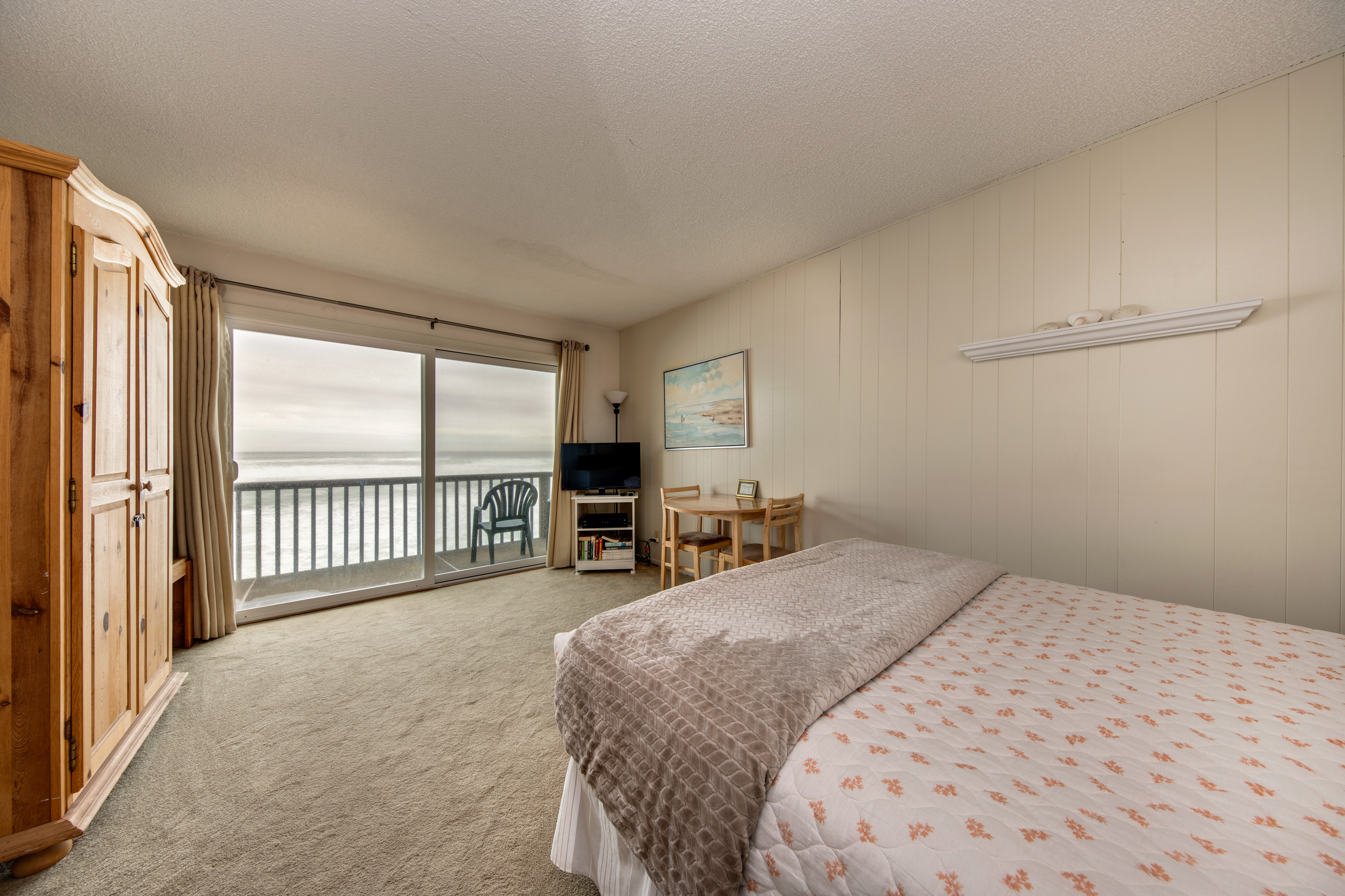 Charming oceanfront studio with easy beach access and stunning ocean views