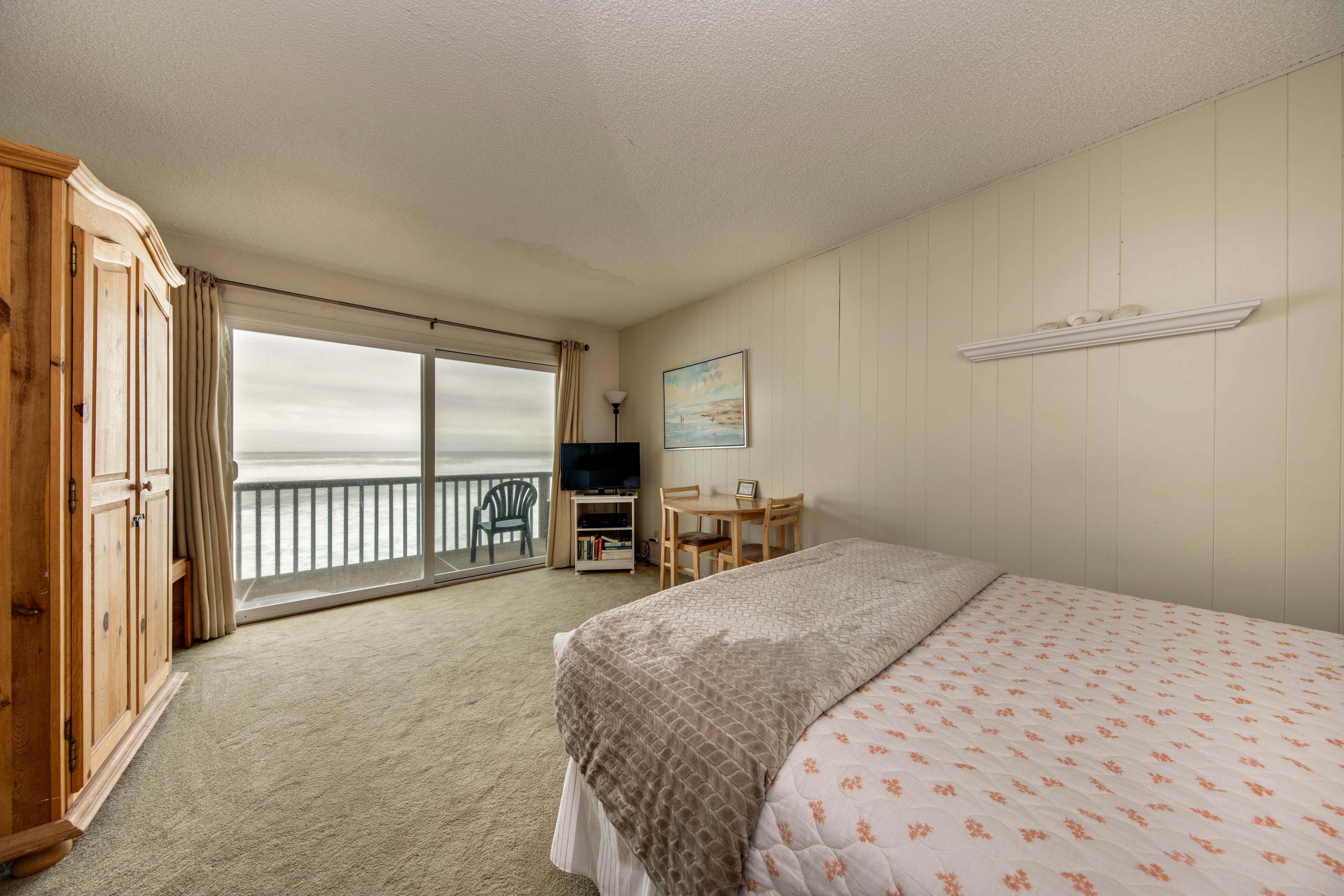 Charming oceanfront studio w/ easy beach access and stunning ocean views