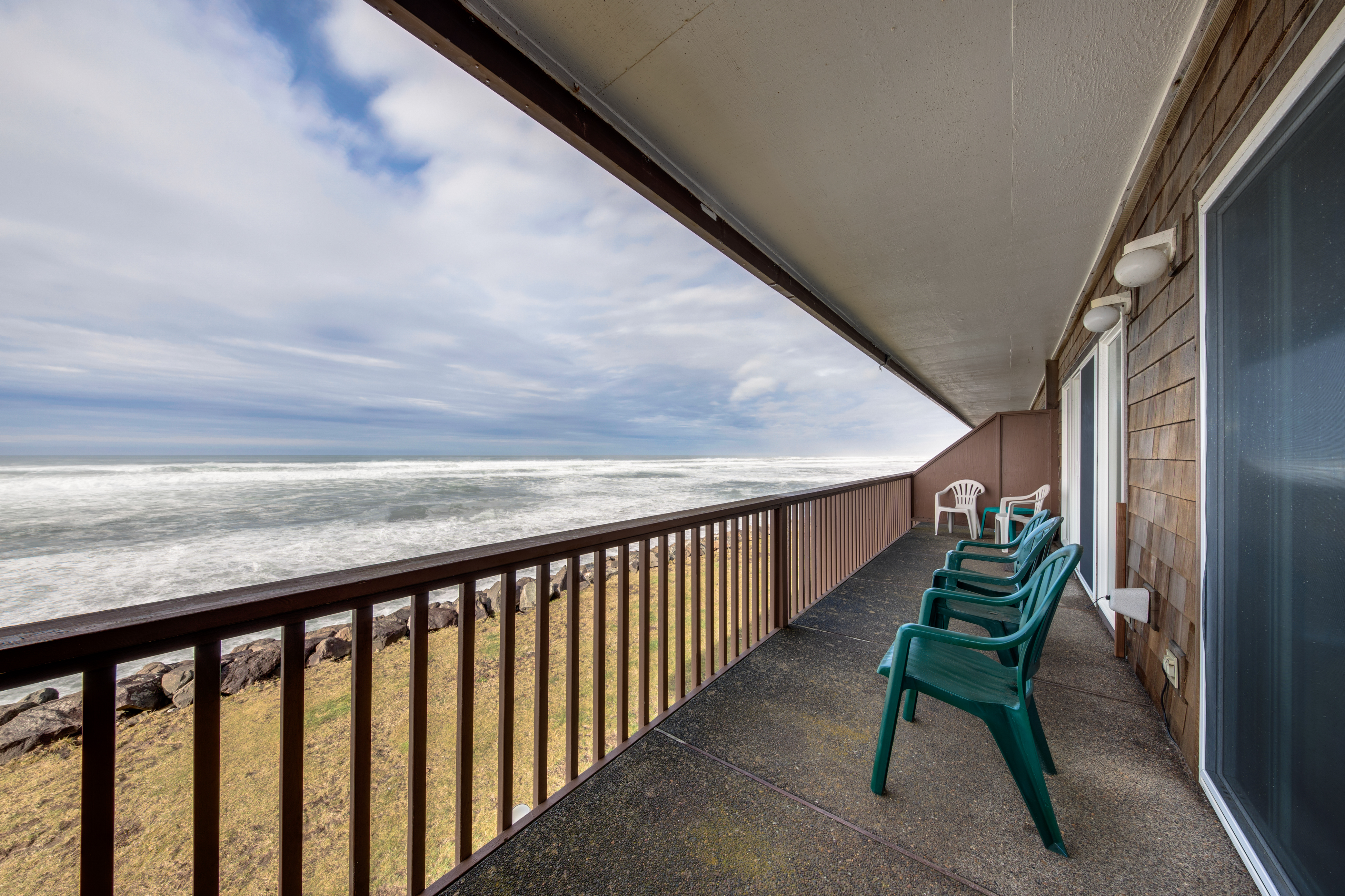 Charming oceanfront studio with easy beach access and stunning ocean views