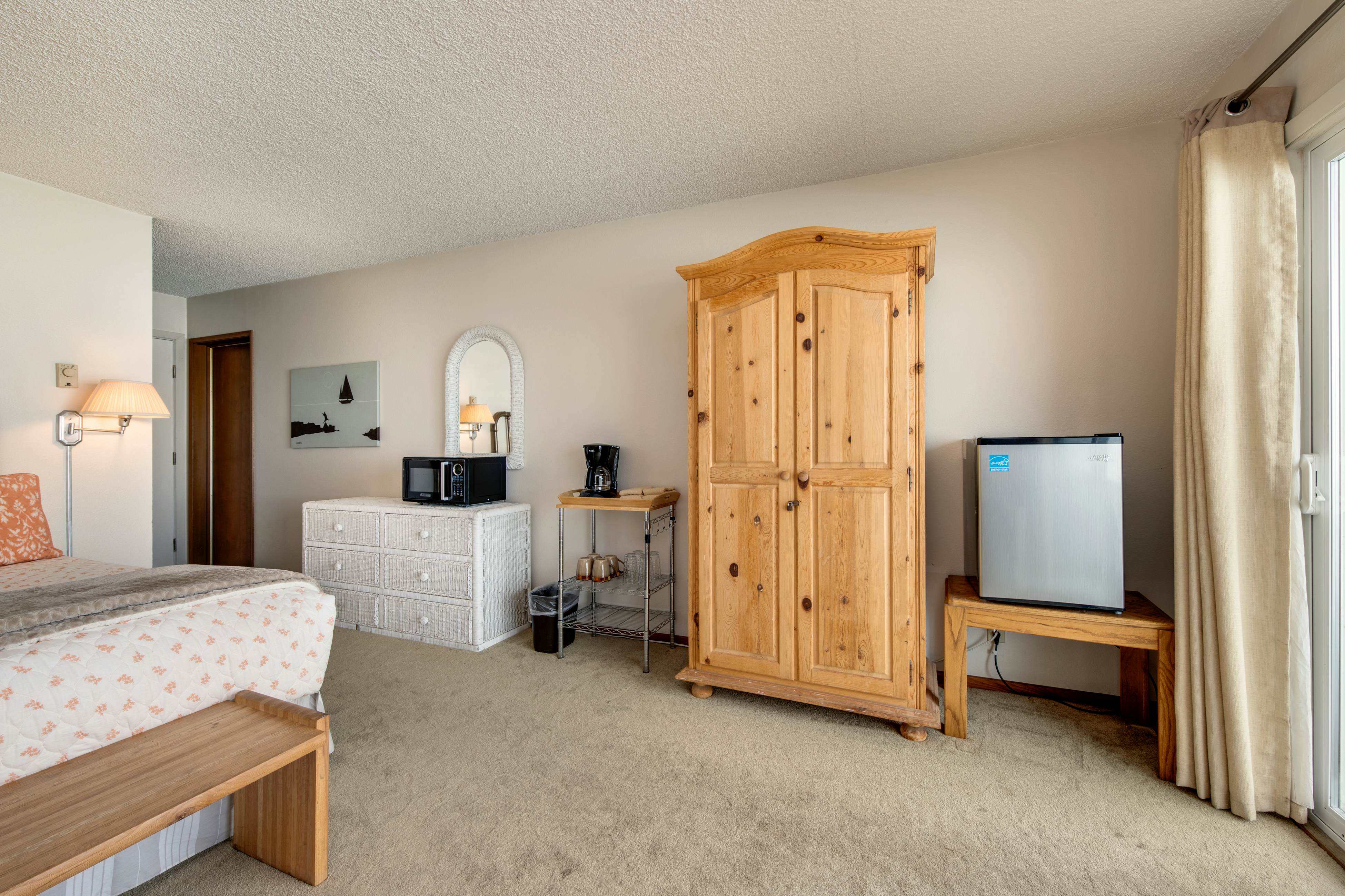 Charming oceanfront studio w/ easy beach access and stunning ocean views