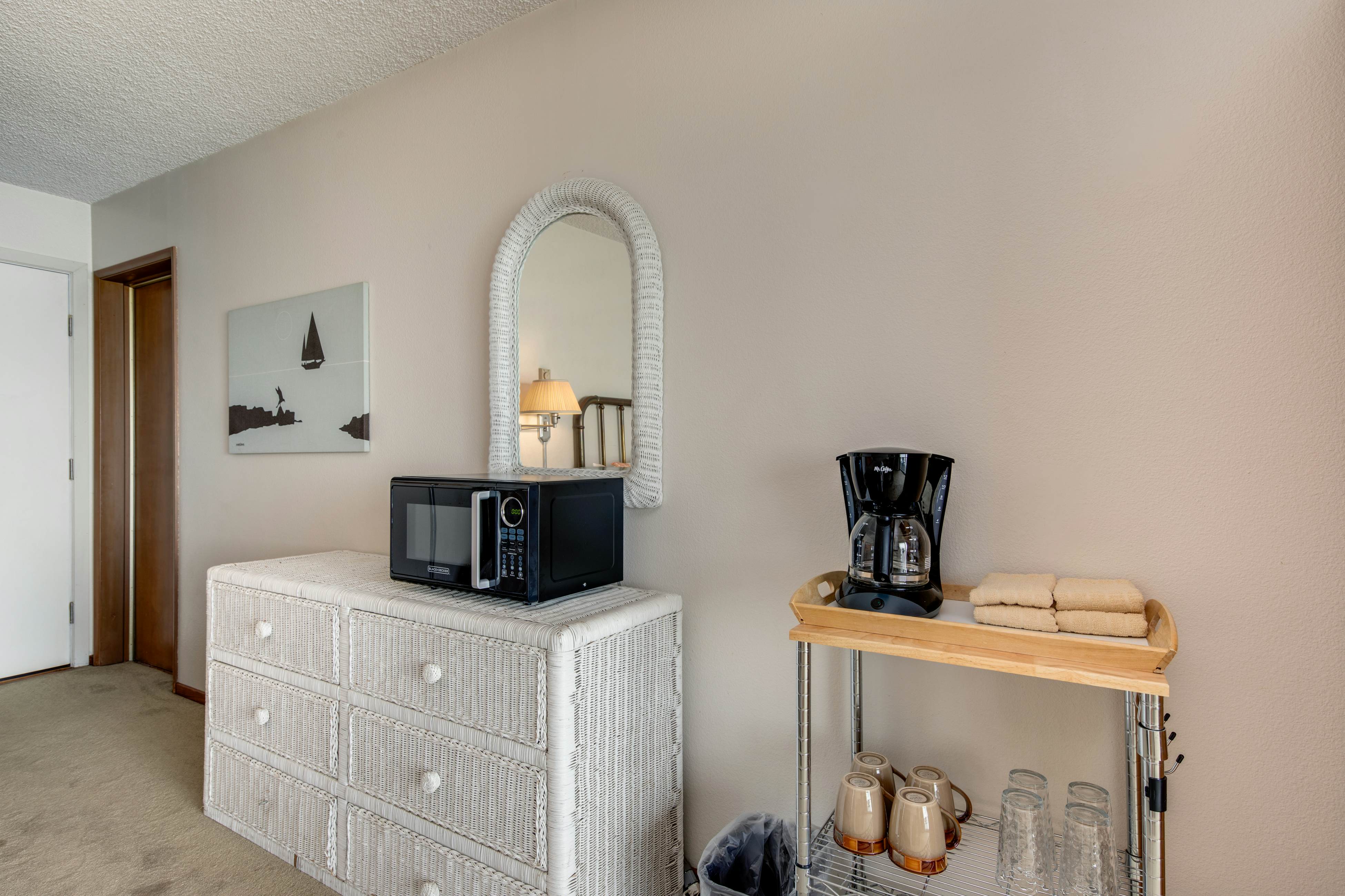 Charming oceanfront studio w/ easy beach access and stunning ocean views