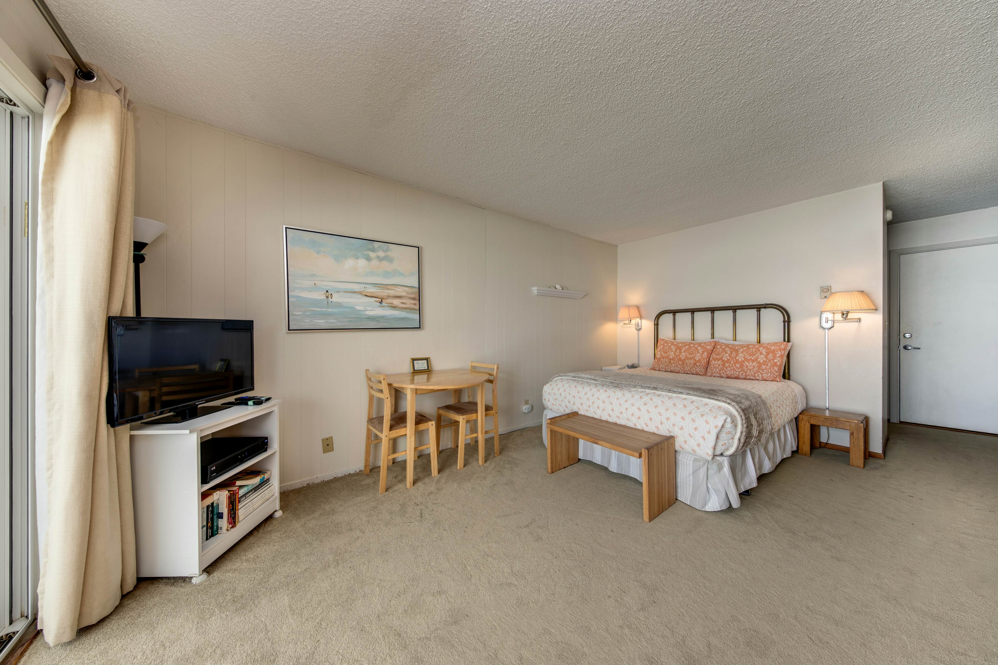 Charming oceanfront studio w/ easy beach access and stunning ocean views