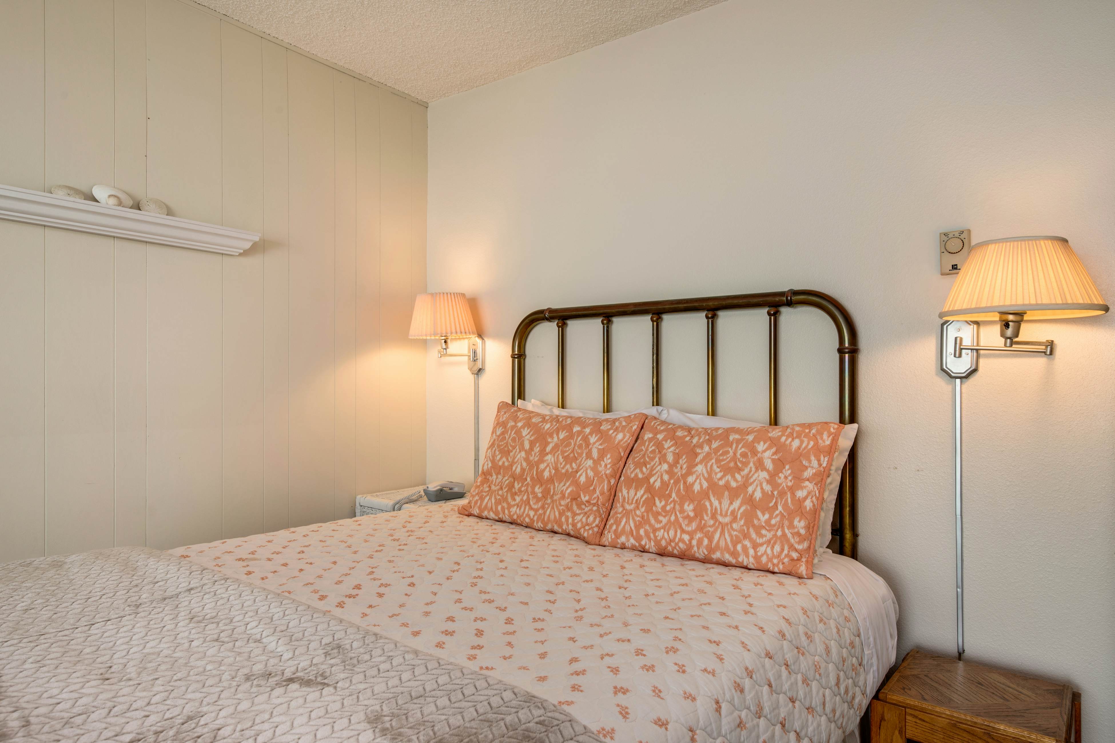 Charming oceanfront studio w/ easy beach access and stunning ocean views