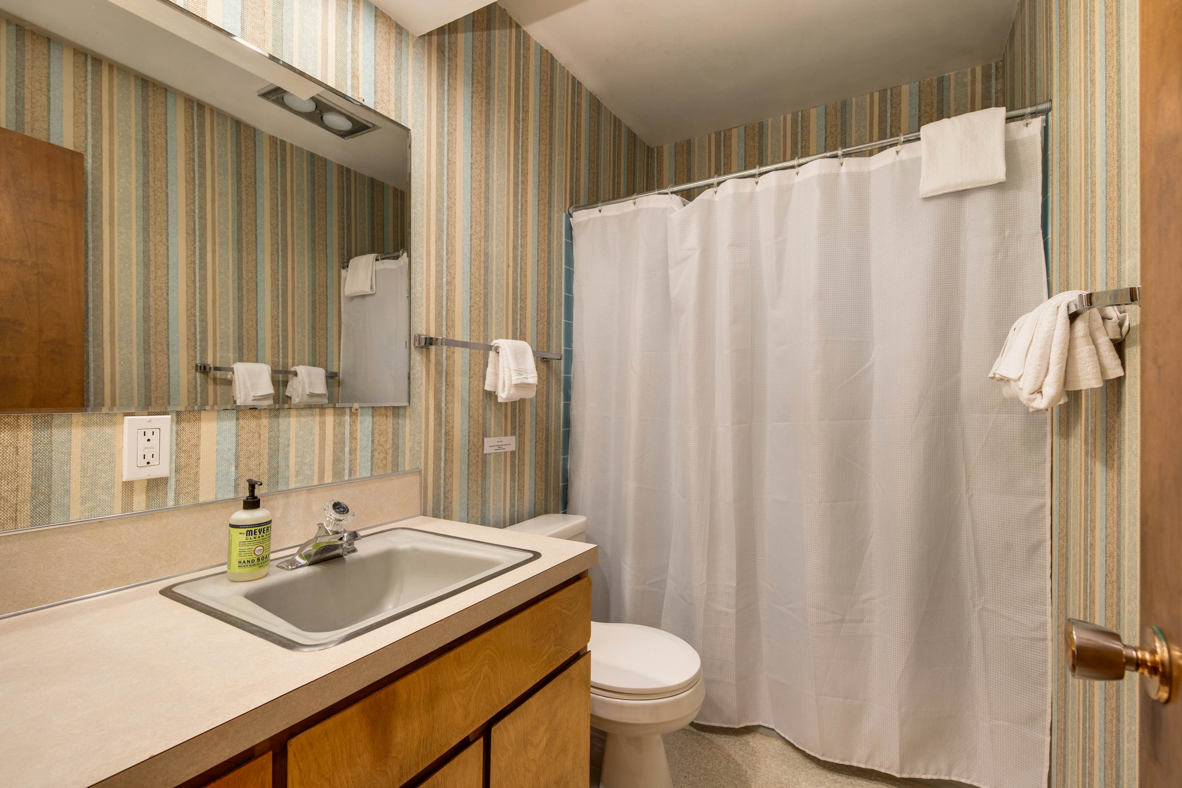 Charming oceanfront studio w/ easy beach access and stunning ocean views