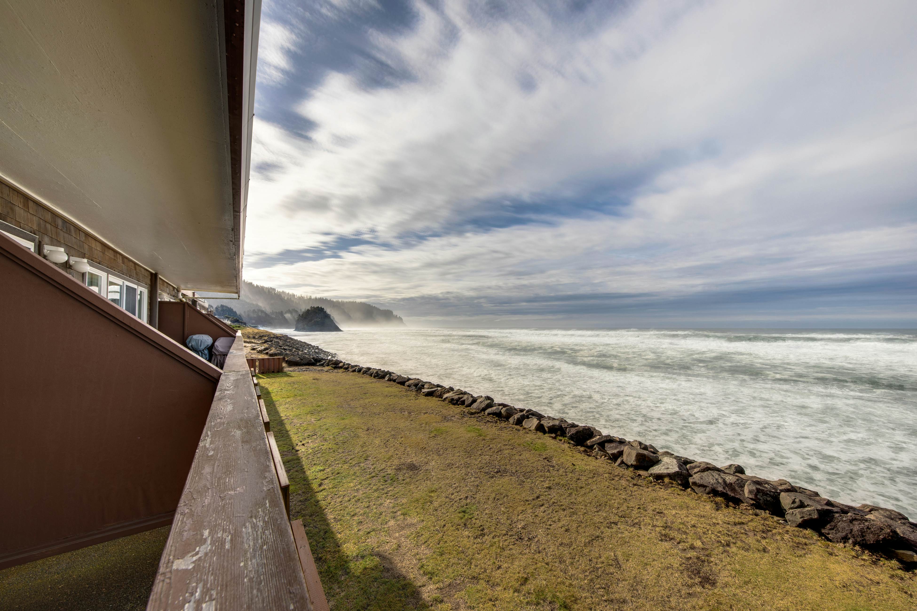 Charming oceanfront studio w/ easy beach access and stunning ocean views