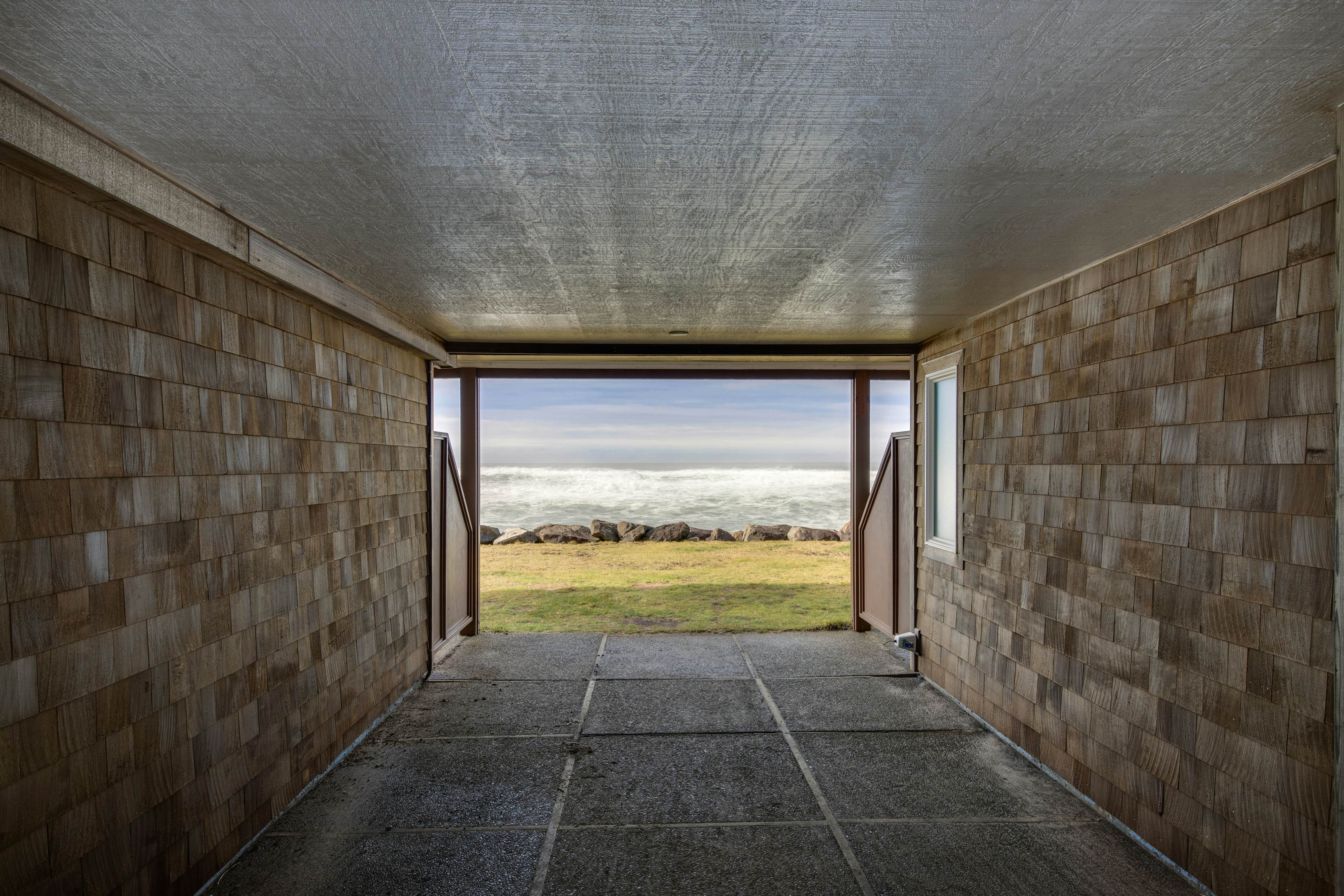 Charming oceanfront studio w/ easy beach access and stunning ocean views
