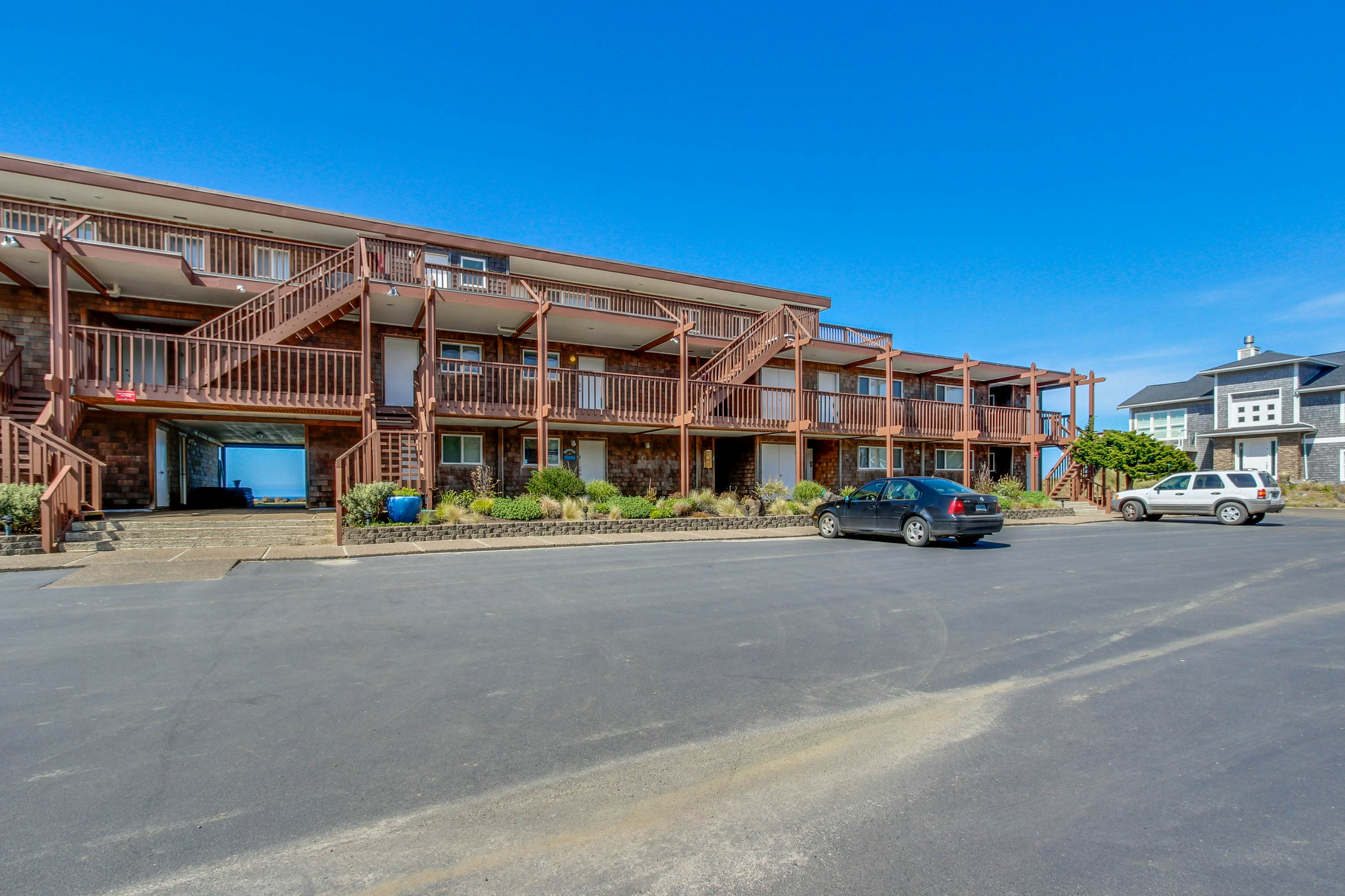 Charming oceanfront studio w/ easy beach access and stunning ocean views