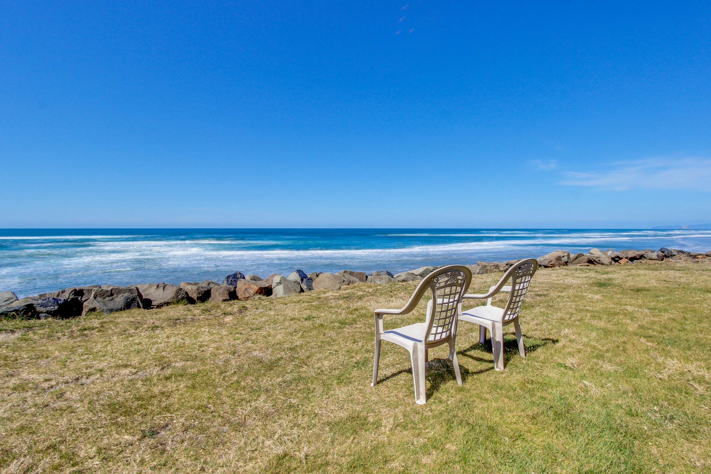Charming oceanfront studio w/ easy beach access and stunning ocean views