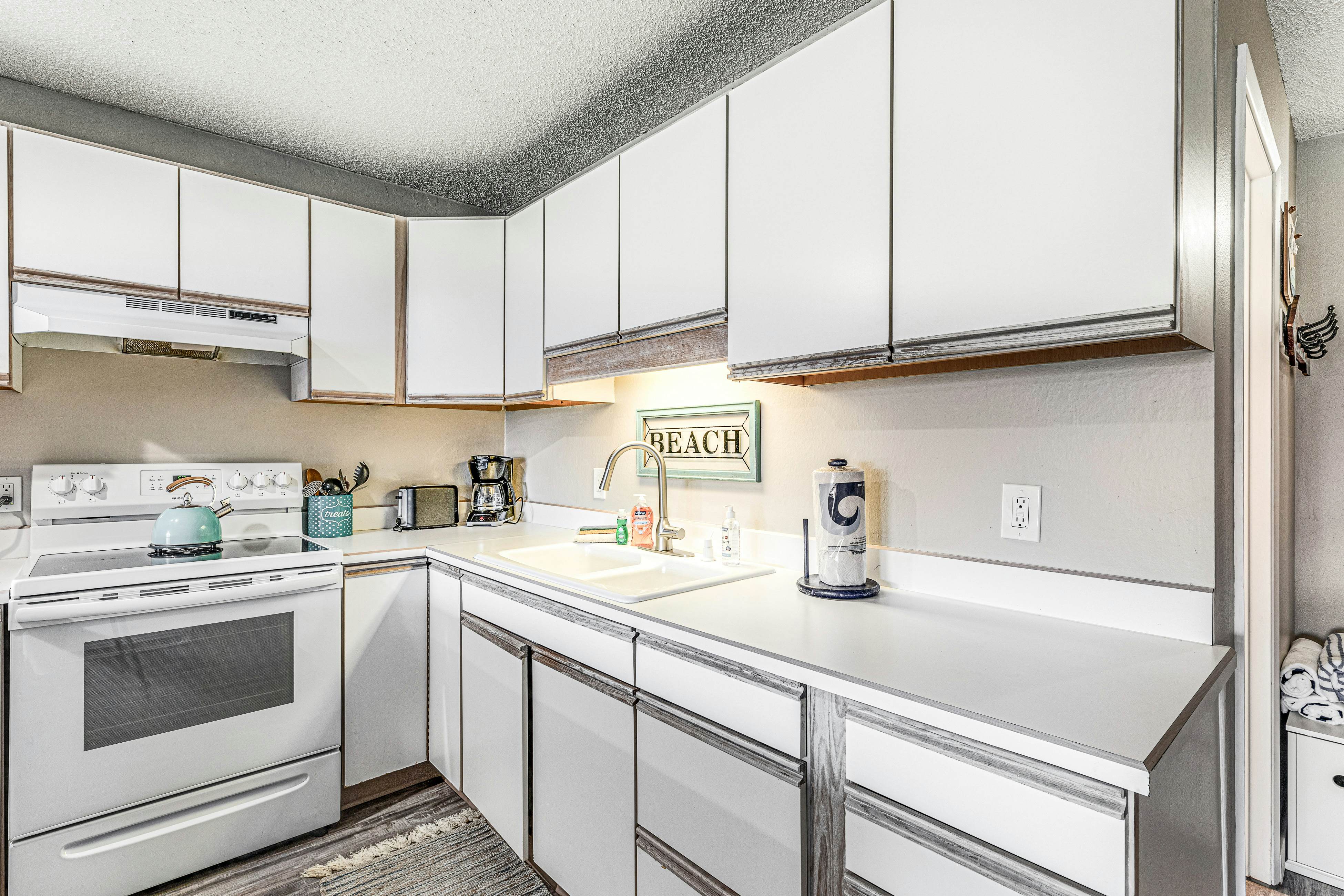 Oceanfront, 2nd-floor condo with river/ocean views, balcony & beach access