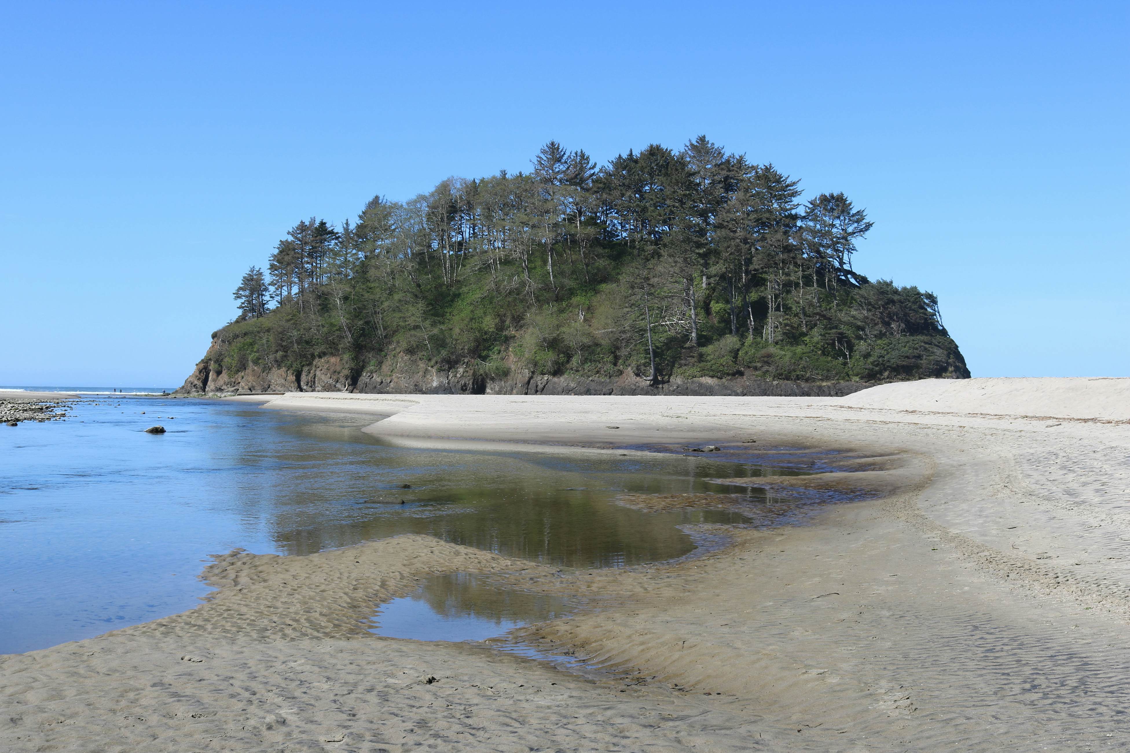 Oceanfront, 2nd-floor condo with river/ocean views, balcony & beach access