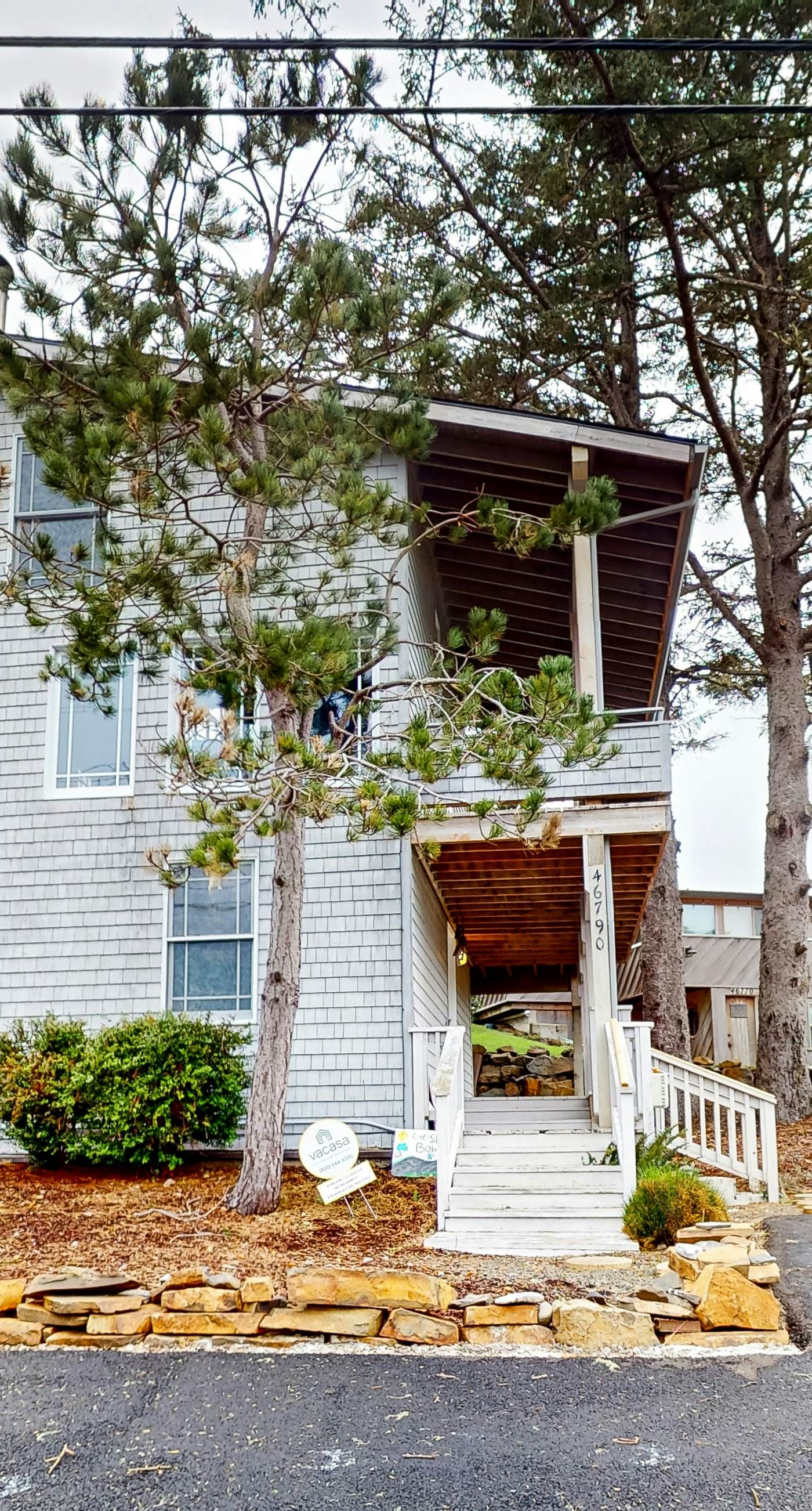 Dog friendly home with wetlands view deck fireplace outdoor shower